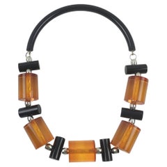 Collana geometrica in lucite acrilica arancione e liquirizia Judith Hendler
