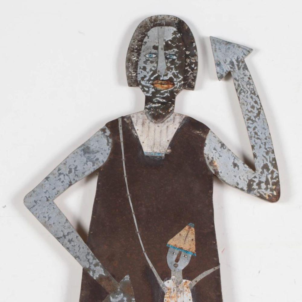 Many Directions - Sculpture murale en métal trouvée représentant des femmes et des enfants - Marron Figurative Sculpture par Judith Hoyt