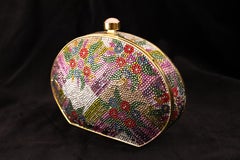 Bolso de noche Minaudiere ovalado con estampado floral de cristal Swarovski