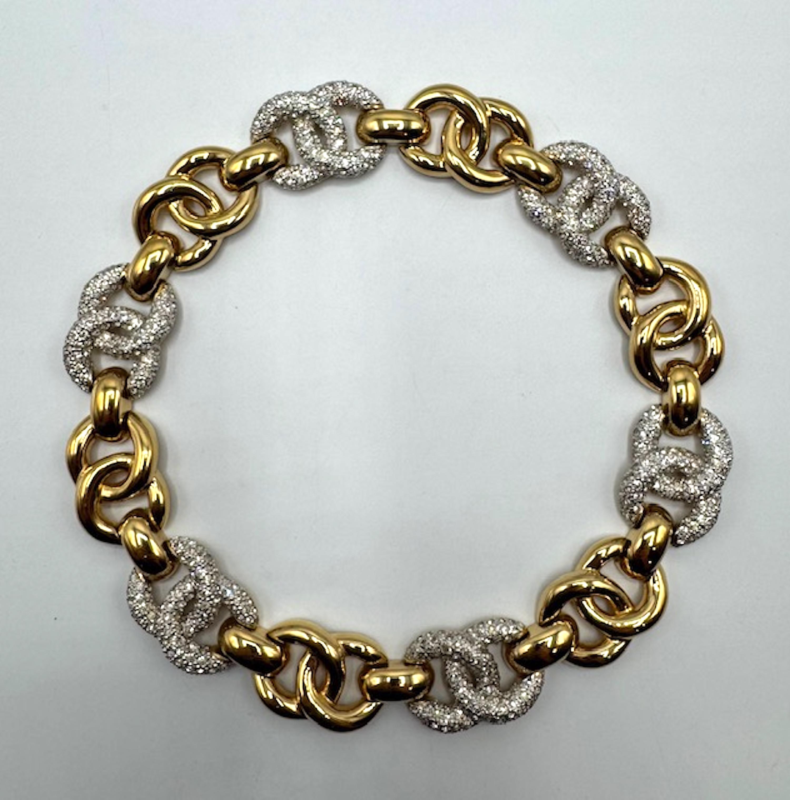 Questa straordinaria collana di Judith Leiber degli anni '80 presenta un'alternanza di maglie in oro lucido e pavé di strass in un motivo a incastro. Progettato con l'opulenza tipica di Leiber, il pezzo emana glamour e raffinatezza, rendendolo