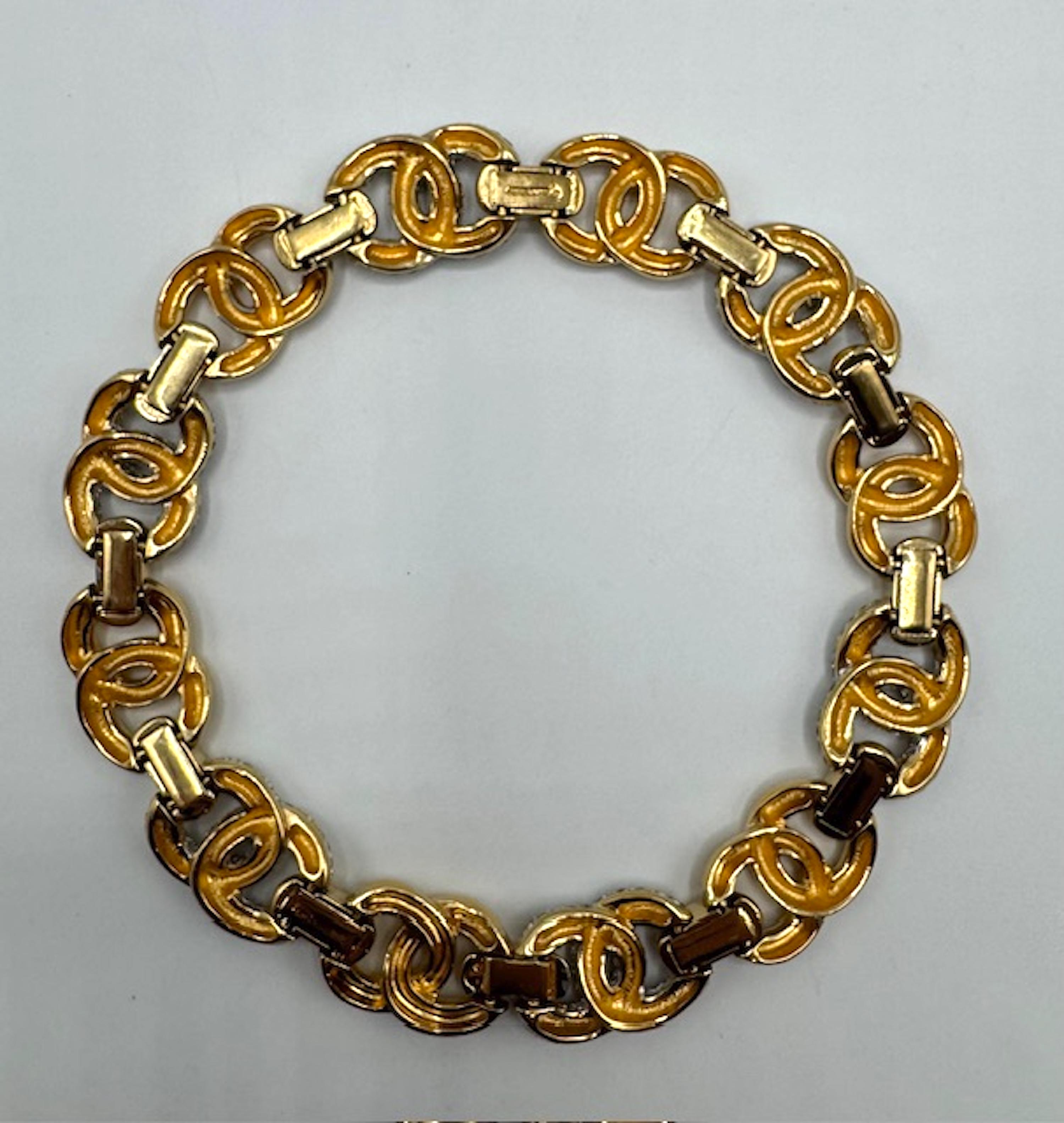 Judith Leiber 1980 - Collana a doppio anello in oro e strass con pavé in vendita 1