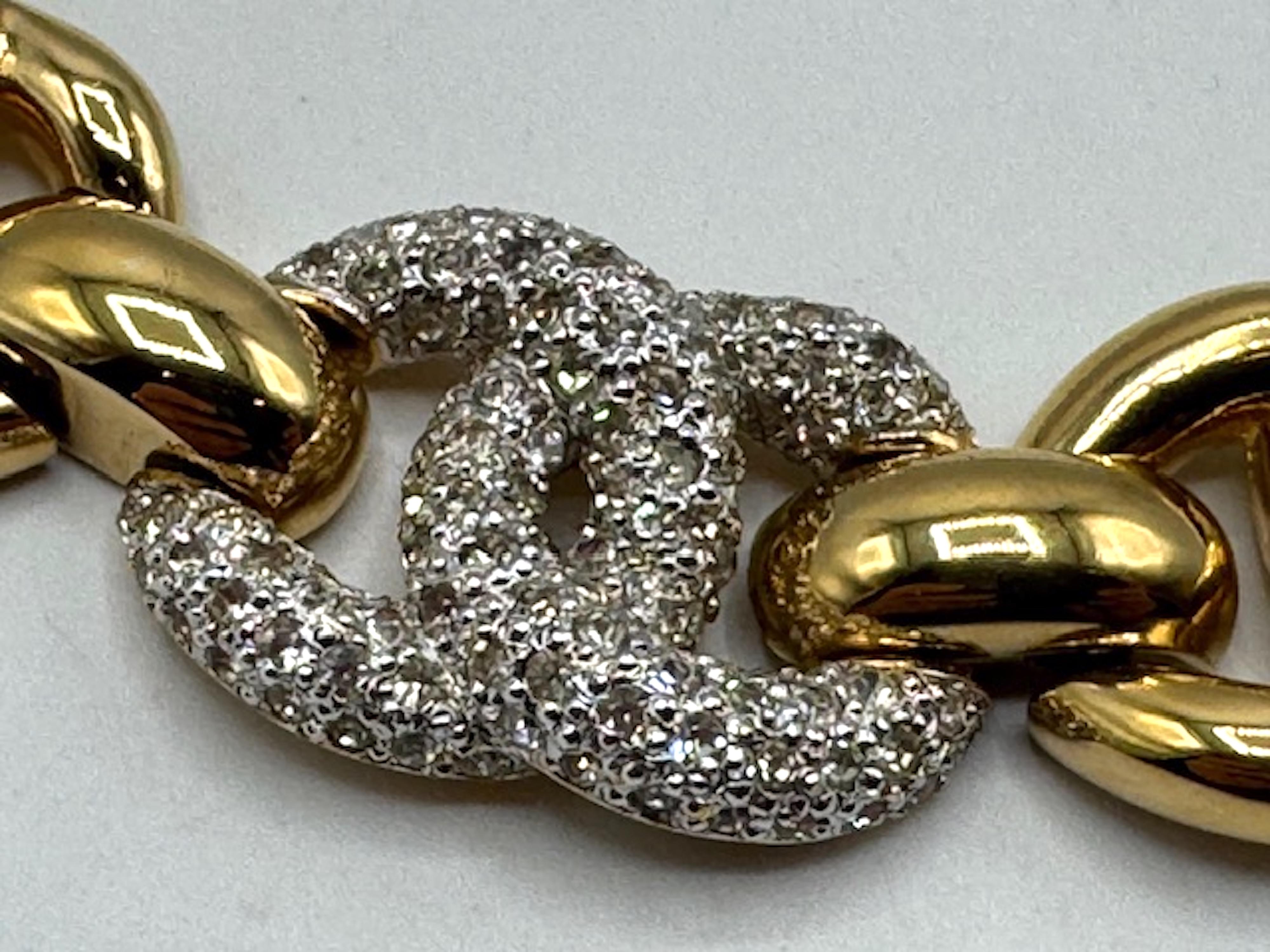 Judith Leiber 1980 - Collana a doppio anello in oro e strass con pavé in vendita 3