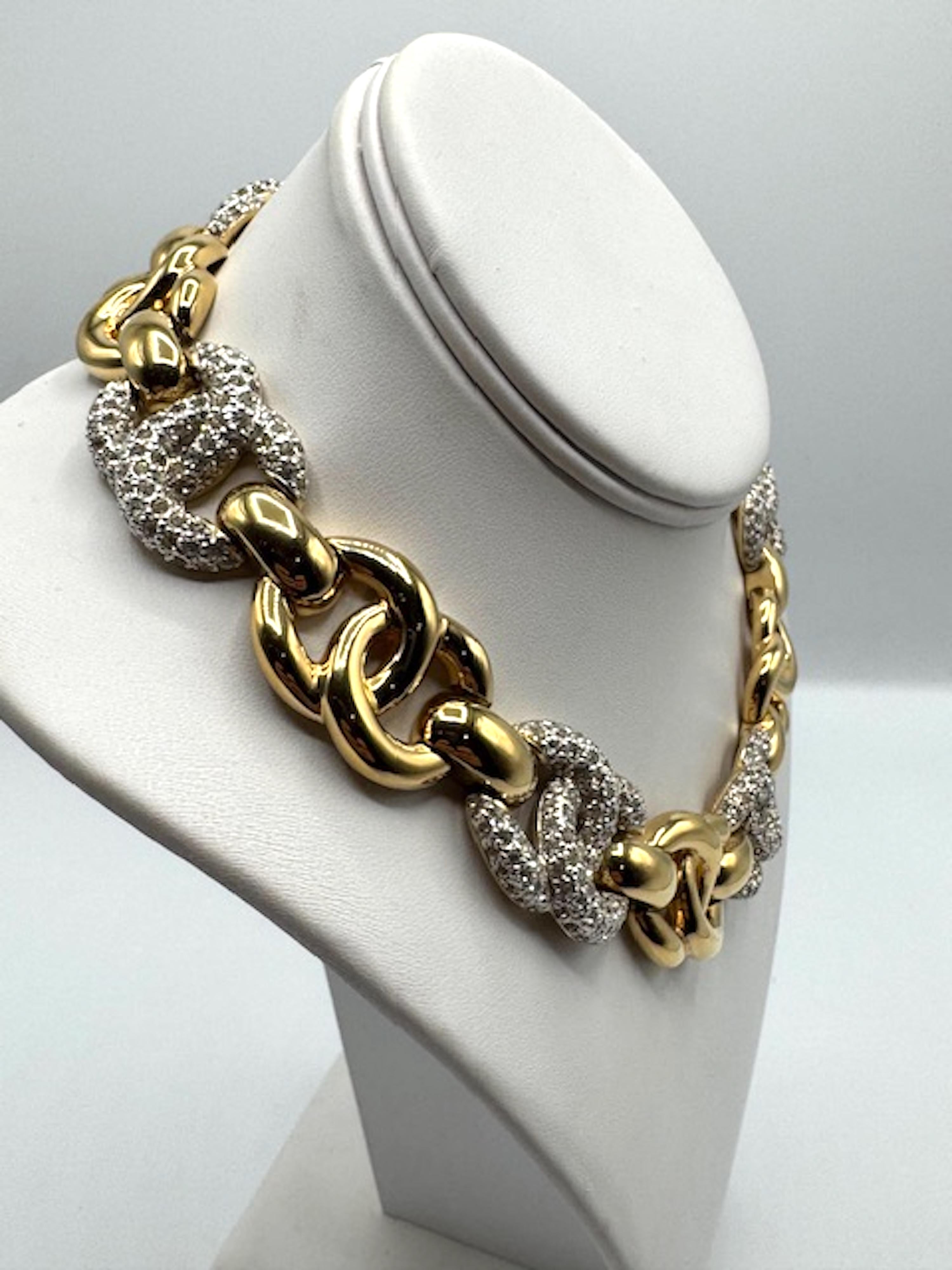 Judith Leiber 1980 - Collana a doppio anello in oro e strass con pavé in vendita 5