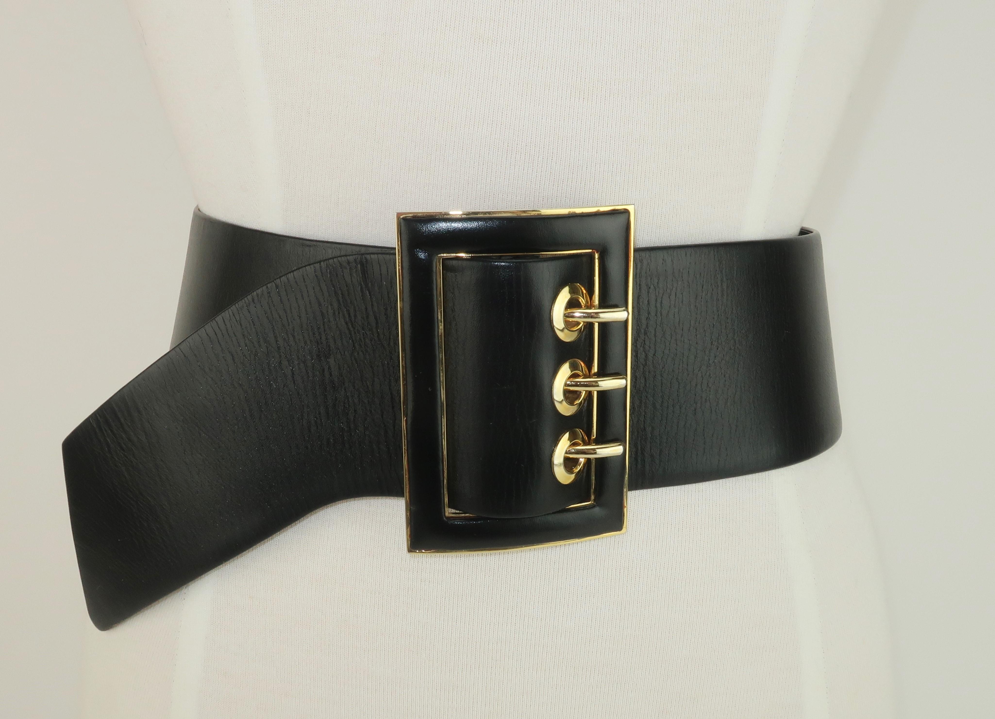 Schwarzer Ledergürtel von Judith Leiber mit vergoldeten Beschlägen und einem leicht verstellbaren Stil.  Das einzigartige Design hat einen gebogenen 