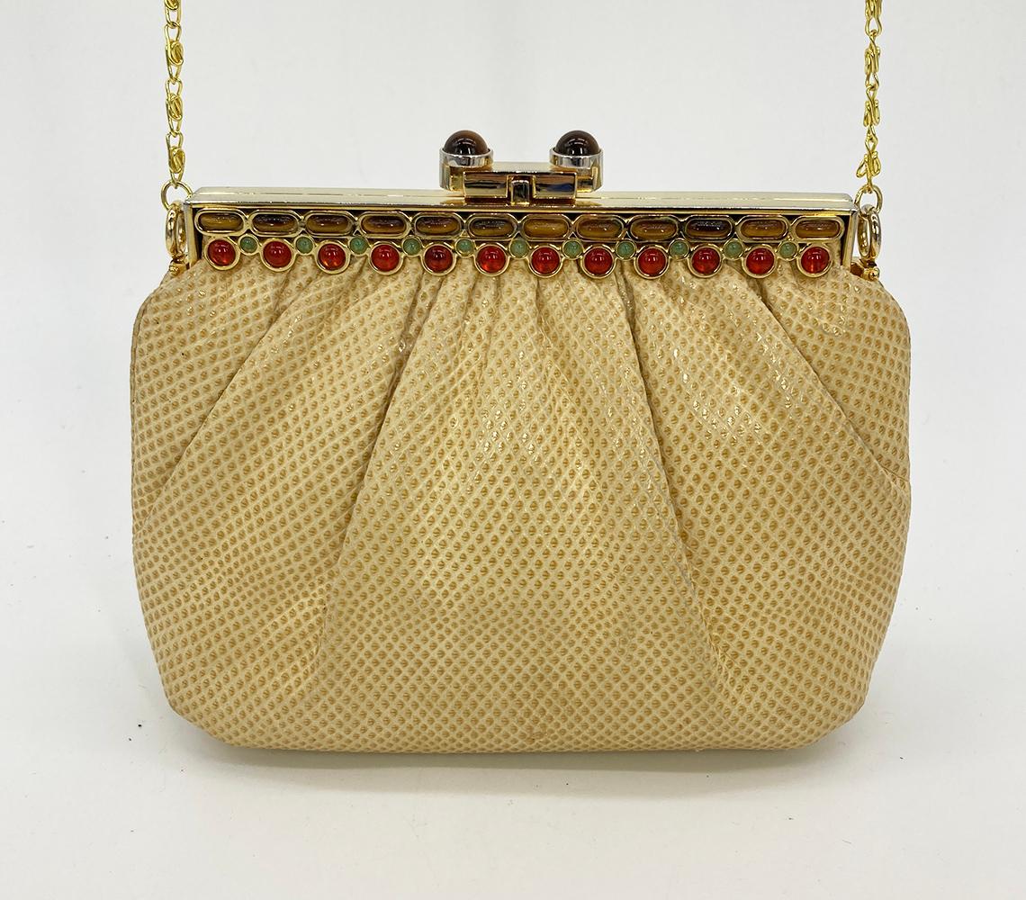 Judith Leiber Beige Lizard Tiger Eye Gemstone Top Clutch in gutem Zustand. Beigefarbenes Eidechsenleder mit goldenen Beschlägen, Tigerauge und roten und grünen Schmucksteinen am oberen Rand. Top-Lock-Verschluss öffnet, um eine beige Nylon Innenraum