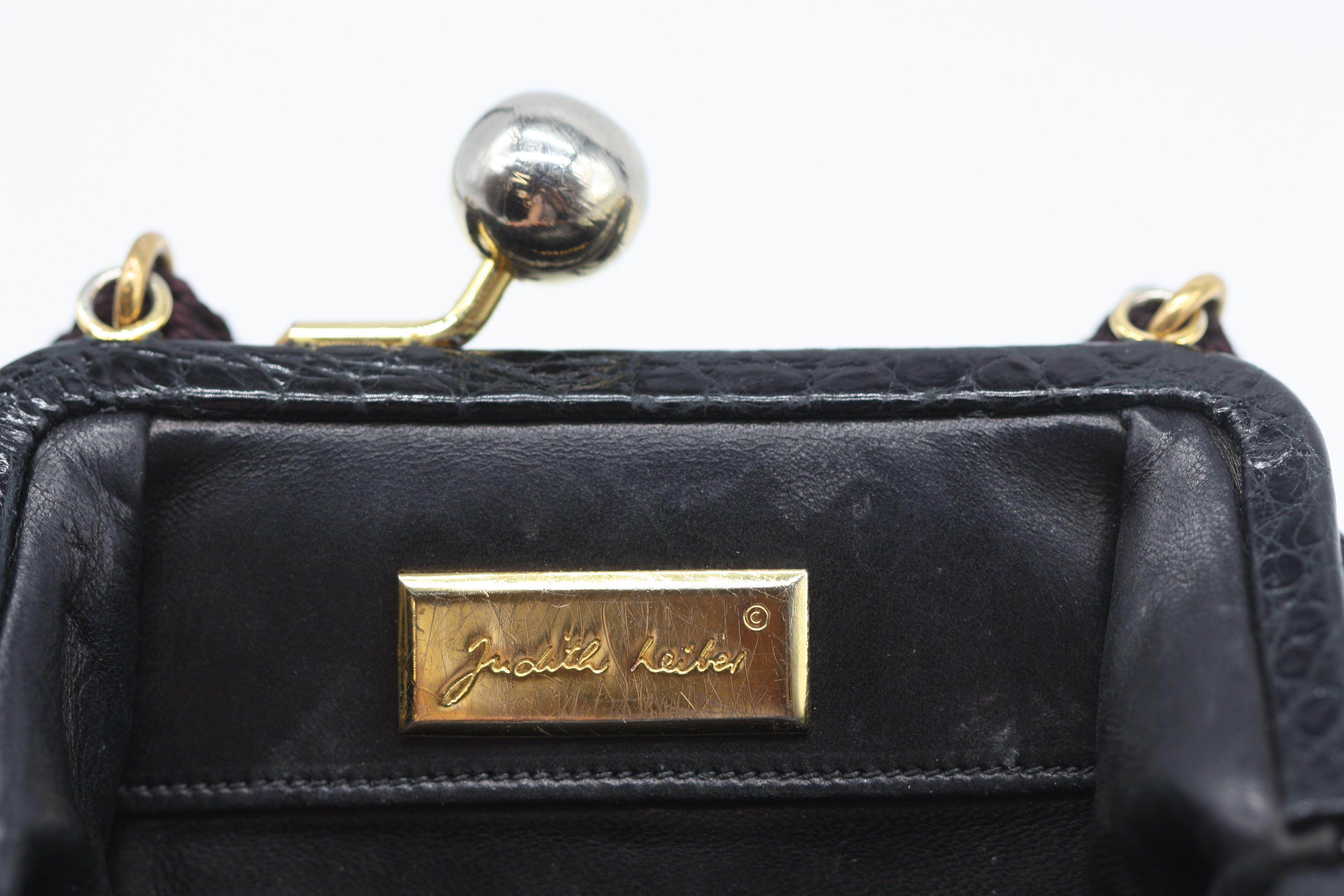 Noir Porte-monnaie en alligator noir de Judith Leiber en vente