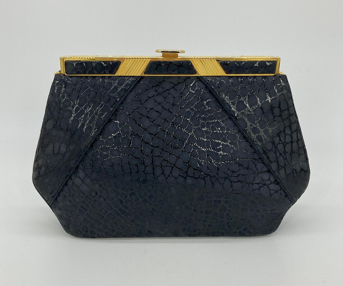 Judith Leiber Schwarze geprägte Alligator-Clutch aus Wildleder im Angebot