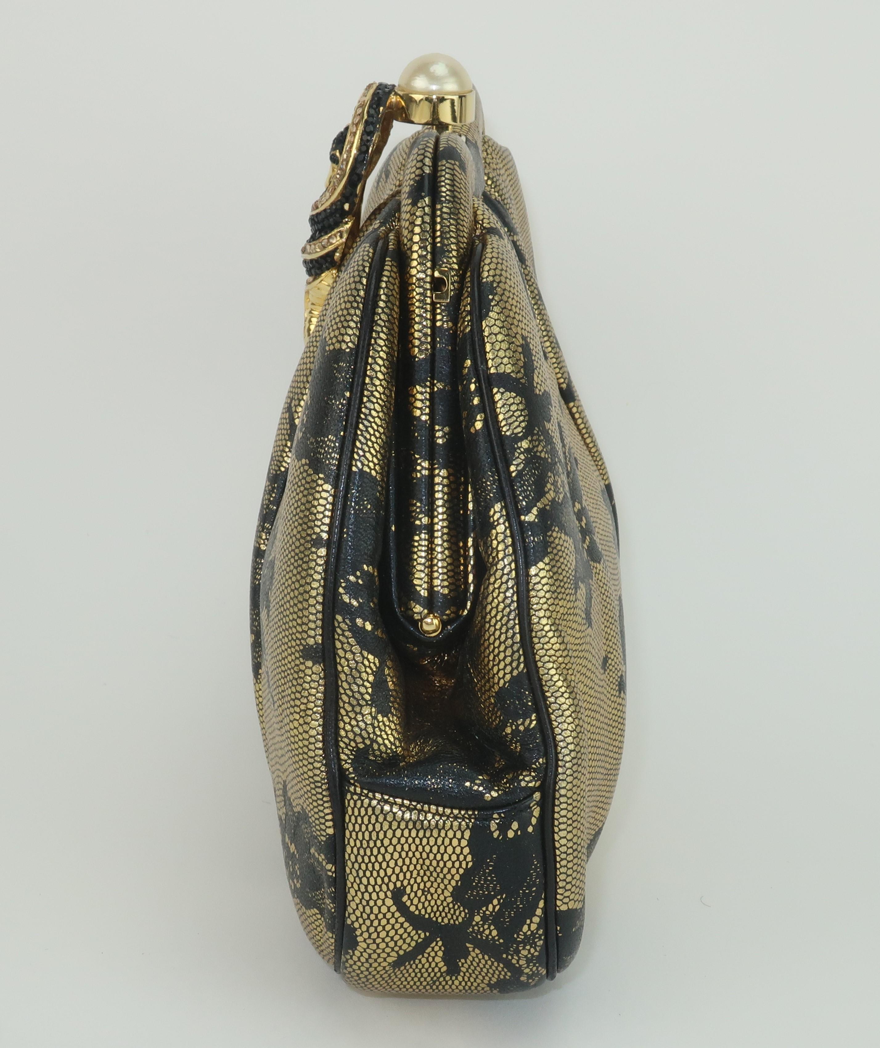 Judith Leiber Schwarze Lederhandtasche mit Spitzendruck und goldener Schlangenhaut im Zustand „Gut“ im Angebot in Atlanta, GA