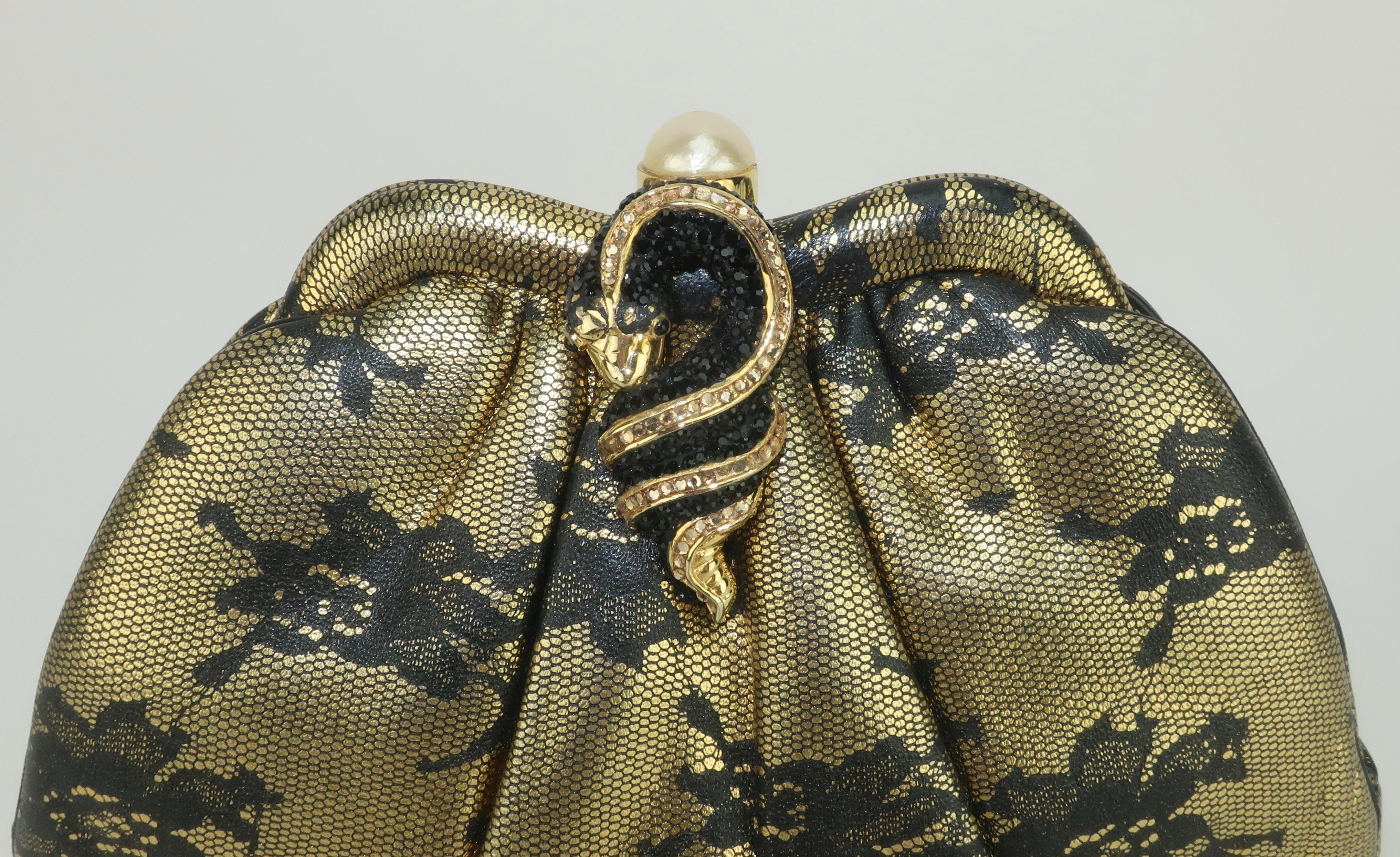 Judith Leiber Schwarze Lederhandtasche mit Spitzendruck und goldener Schlangenhaut im Angebot 2