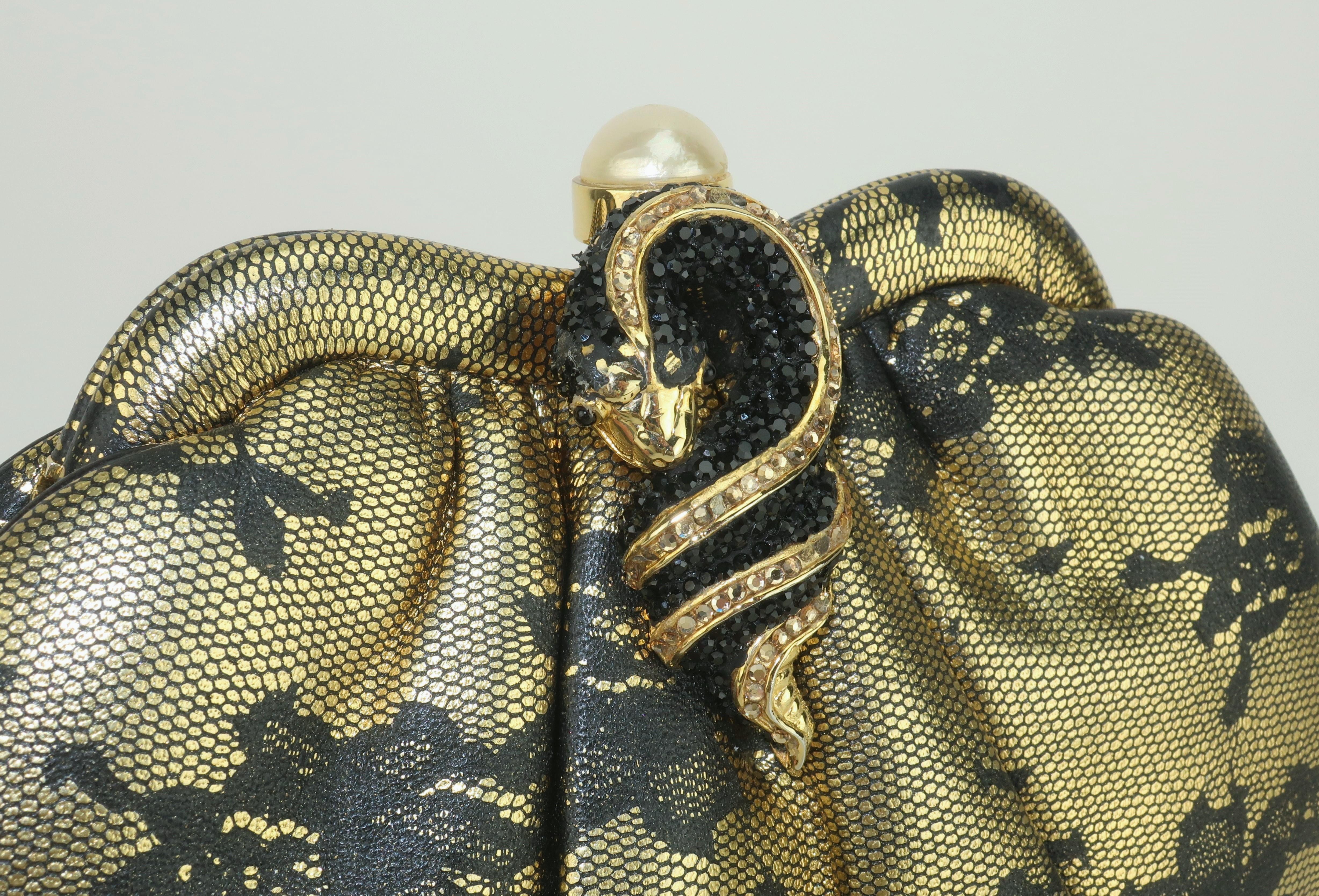 Judith Leiber Schwarze Lederhandtasche mit Spitzendruck und goldener Schlangenhaut im Angebot 3