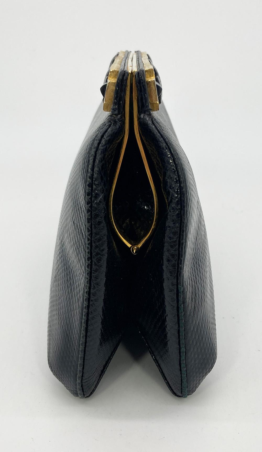 Judith Leiber Black Lizard Crystal and Leather Top Clutch in buone condizioni. pelle di lucertola nera rifinita con hardware dorato e cristalli trasparenti lungo il bordo superiore. la chiusura a strappo laterale si apre all'interno in raso nero con
