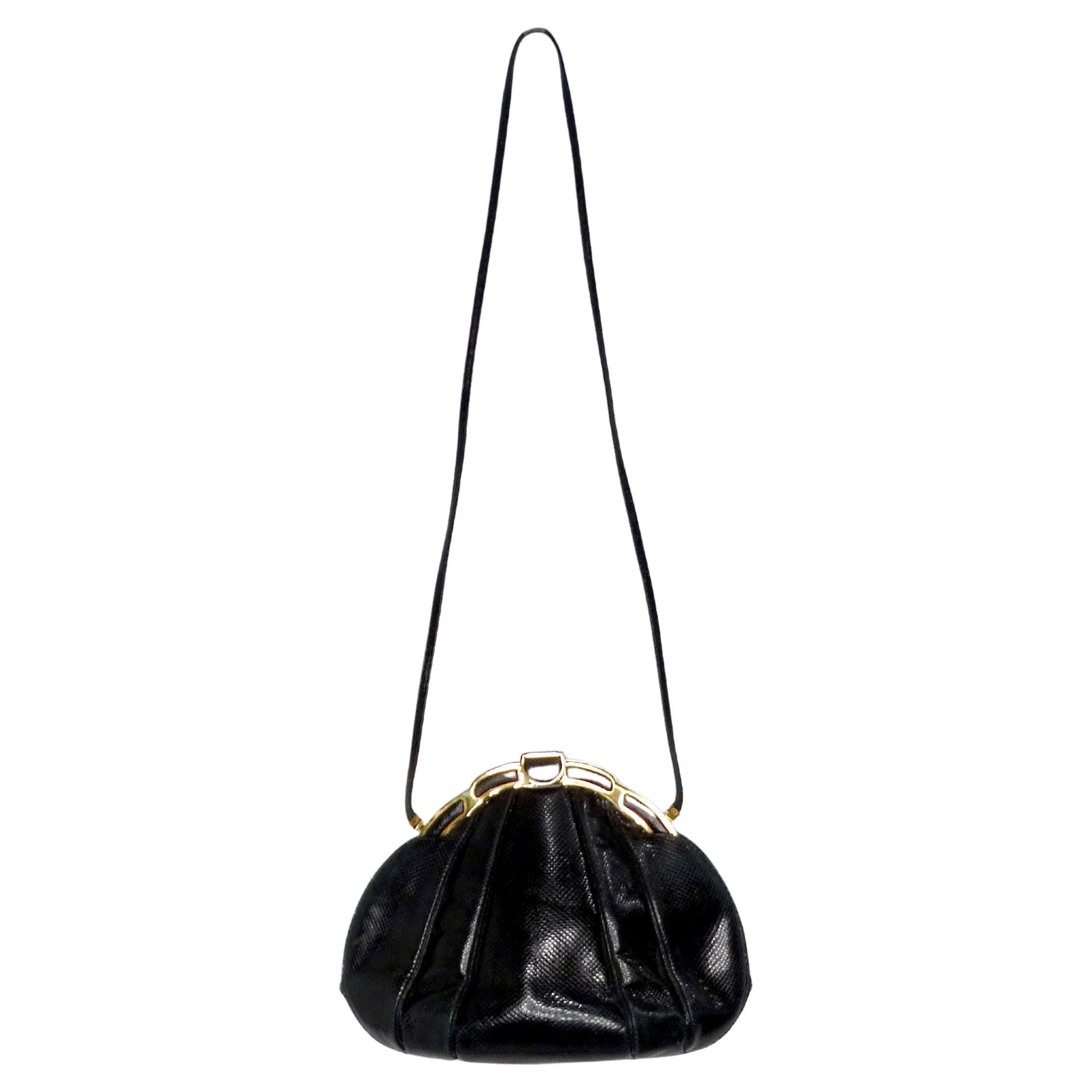 La Judith Leiber Black Lizard & Gold-Tone Snap Clutch, risalente agli anni '80 circa, è uno splendido esempio di artigianato di lusso vintage. Realizzata in pelle di lucertola nera, questa pochette emana raffinatezza ed eleganza senza tempo. La