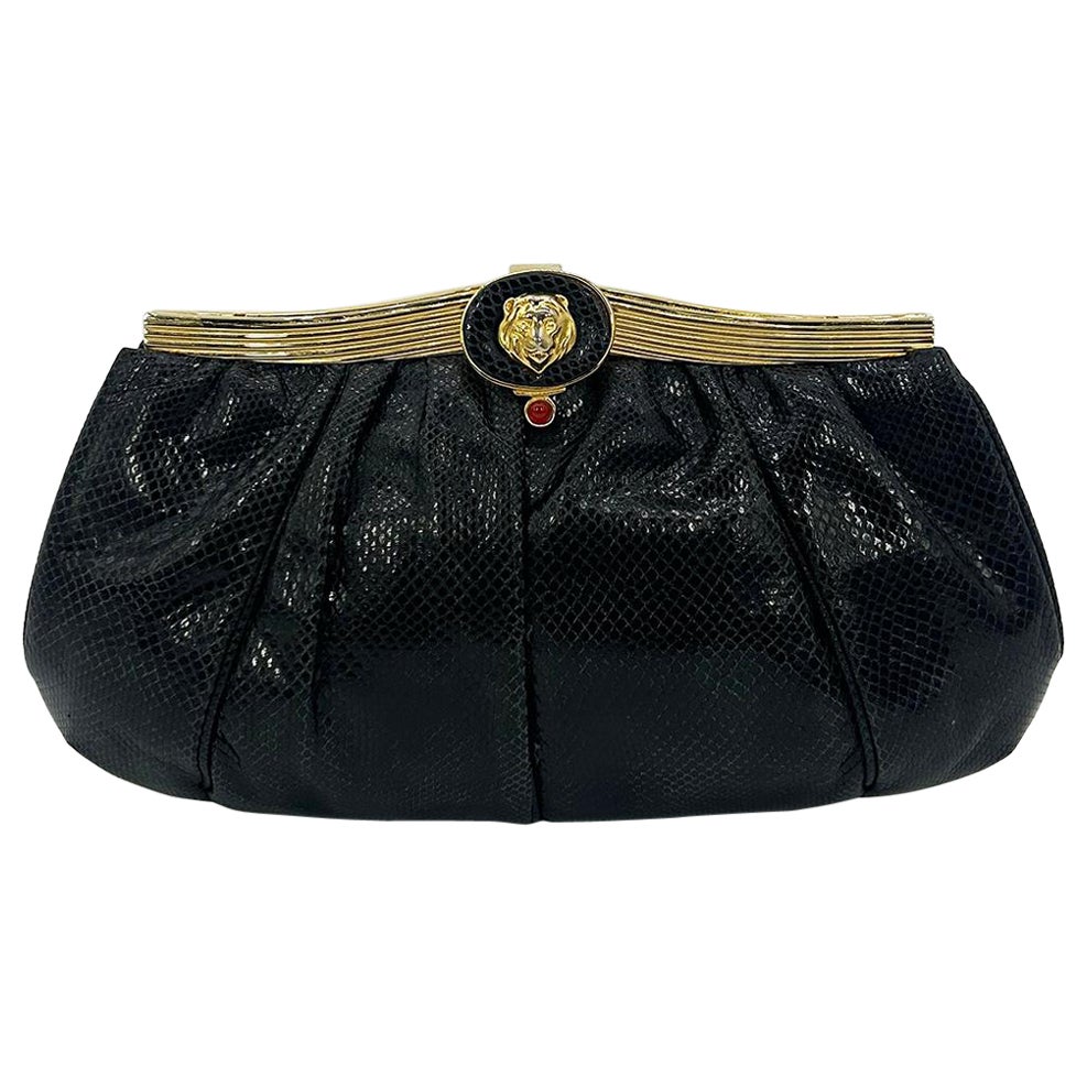 Judith Leiber Schwarze Eidechse-Löwenkopf-Clutch im Angebot