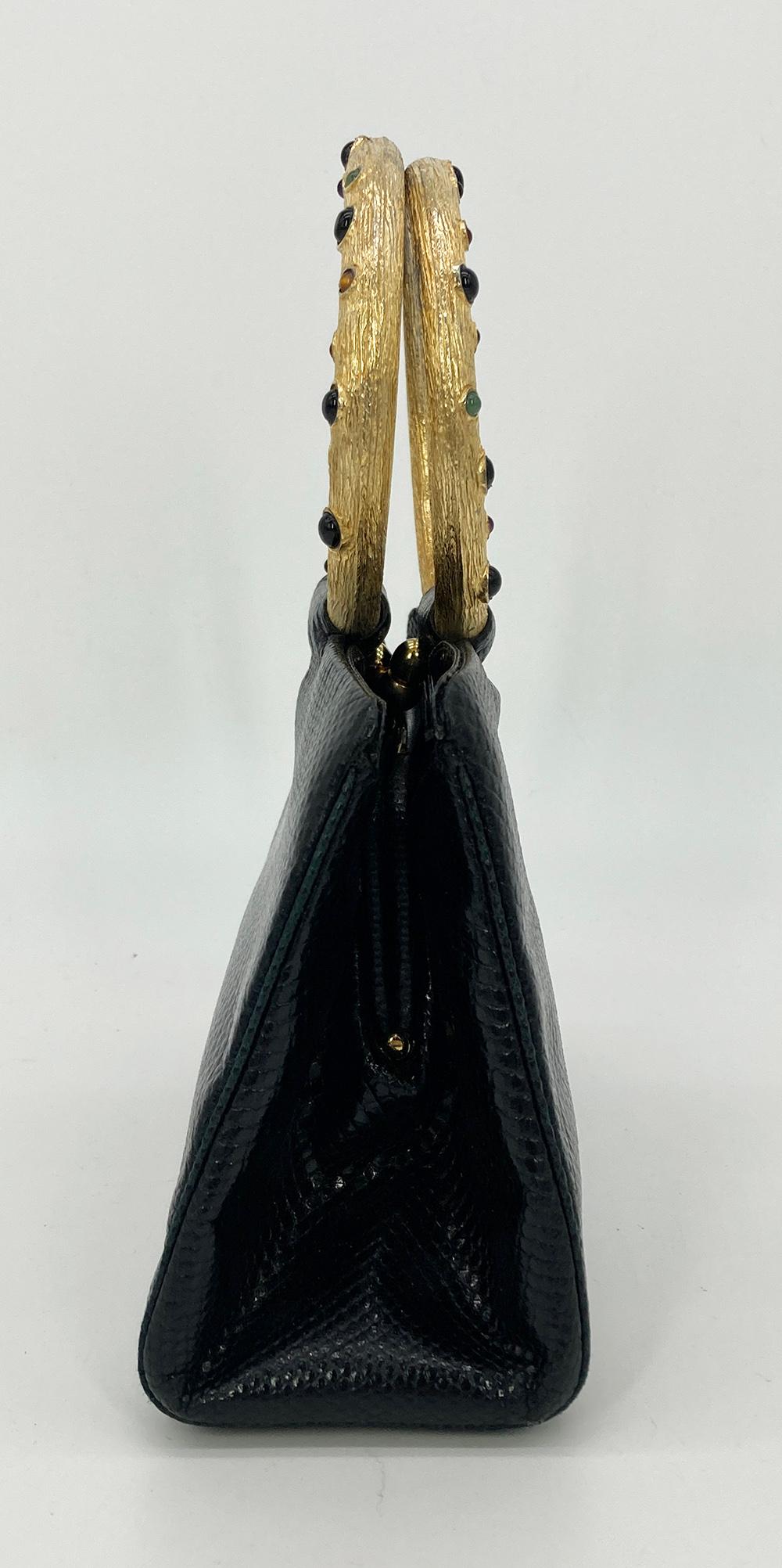 Judith Leiber Black Lizard Round Gold Gemstone Top Handle Bag in gutem Zustand. Schwarzes Eidechsenleder mit goldenen Beschlägen verziert. Doppelt gravierte Goldgriffe mit eingelegten mehrfarbigen Edelsteinen. Zwei seitliche Außentaschen mit