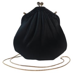JUDITH LEIBER Bolso de noche de satén negro con diamantes de imitación negro azabache