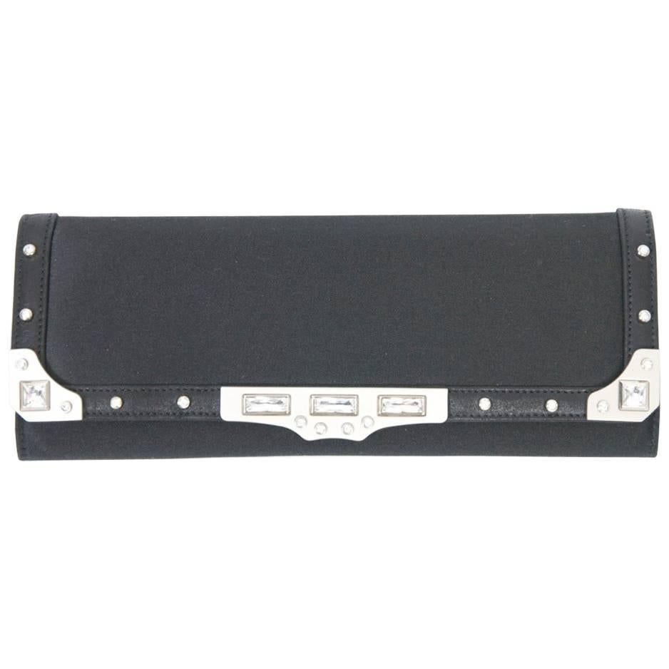 Judith Leiber Schwarze Seidenclutch mit Kristallen im Angebot