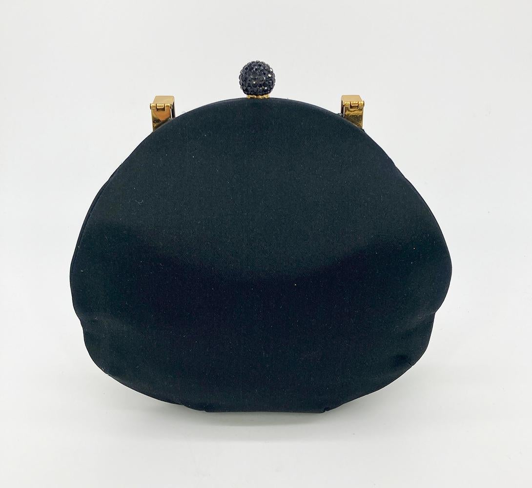 Noir Judith Leiber - Pochette à poignée plissée en cristal de soie noire en vente