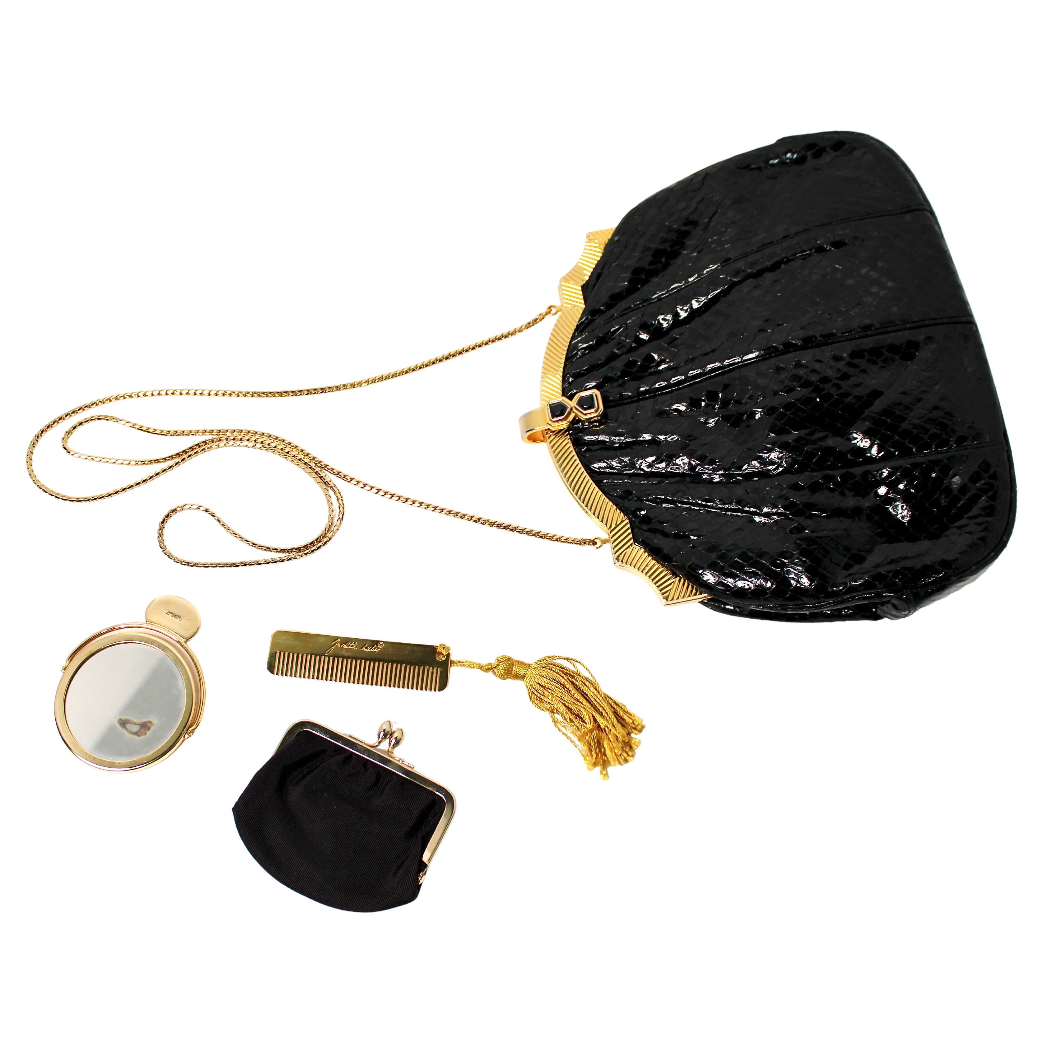 Diese Judith Leiber Clutch aus schwarzer Schlangenhaut mit Riemen aus den 1980er Jahren ist ein Beispiel für zeitlosen Luxus und anspruchsvolle Handwerkskunst. Die aus hochwertigem Schlangenleder gefertigte Clutch hat ein glattes, strukturiertes