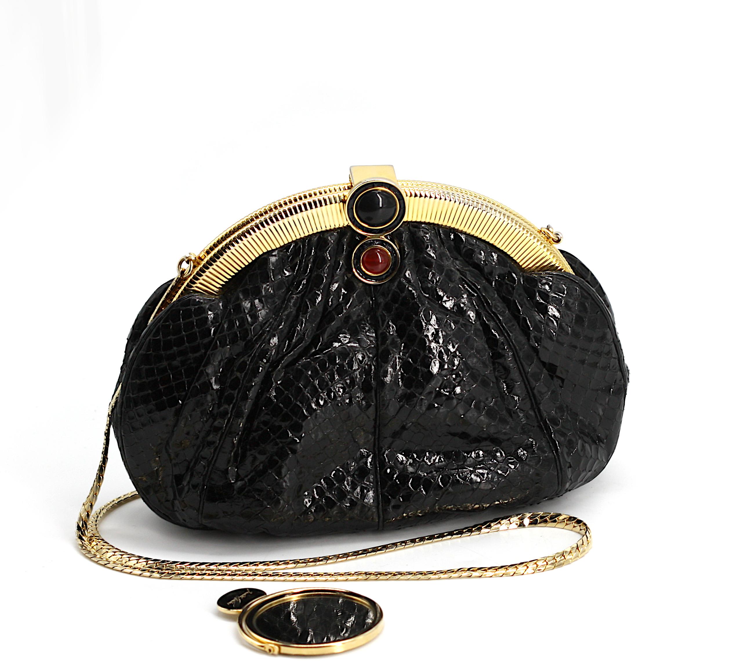 Judith Leiber Bolso negro de piel de serpiente en venta 2