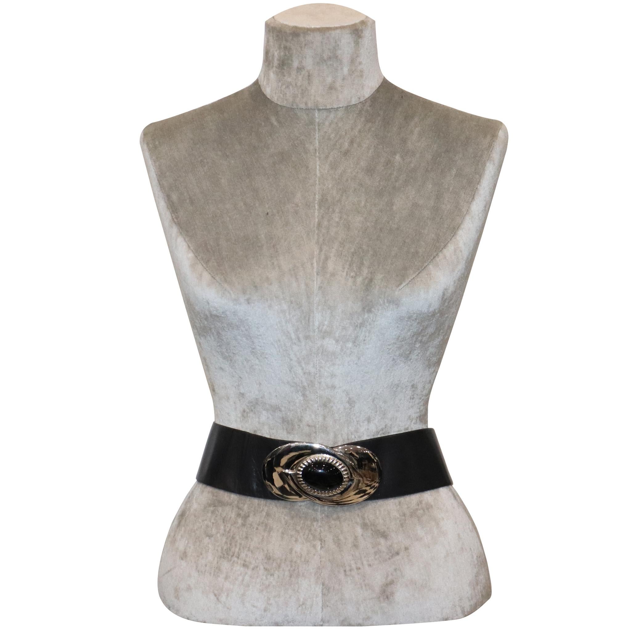 Judith Leiber Black Wide Leather Belt W/ Silver Hardware. In excellent condition 

Measurements: 

Longest length - 34.8 inches

Shortest length - 28.5 inches

Height - 2.4 inches 