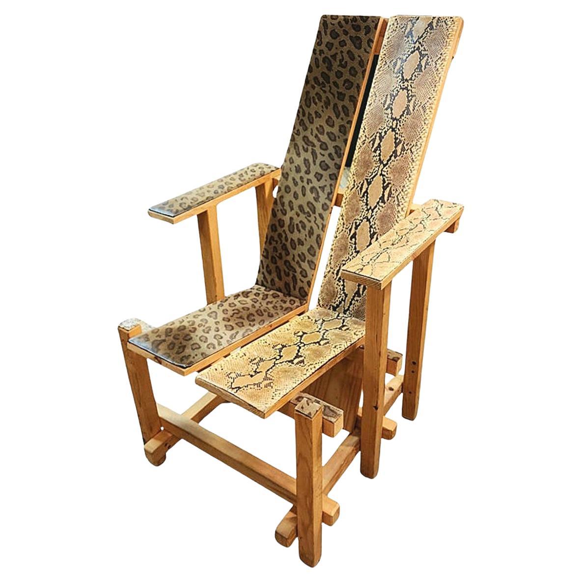 Cette chaise a été créée par Judith Leiber, probablement pour une œuvre de charité, en 1995. Elle est agrémentée de pièces emblématiques telles que la peau de python et le daim imprimé léopard utilisés par Judith Leiber dans la création de ses