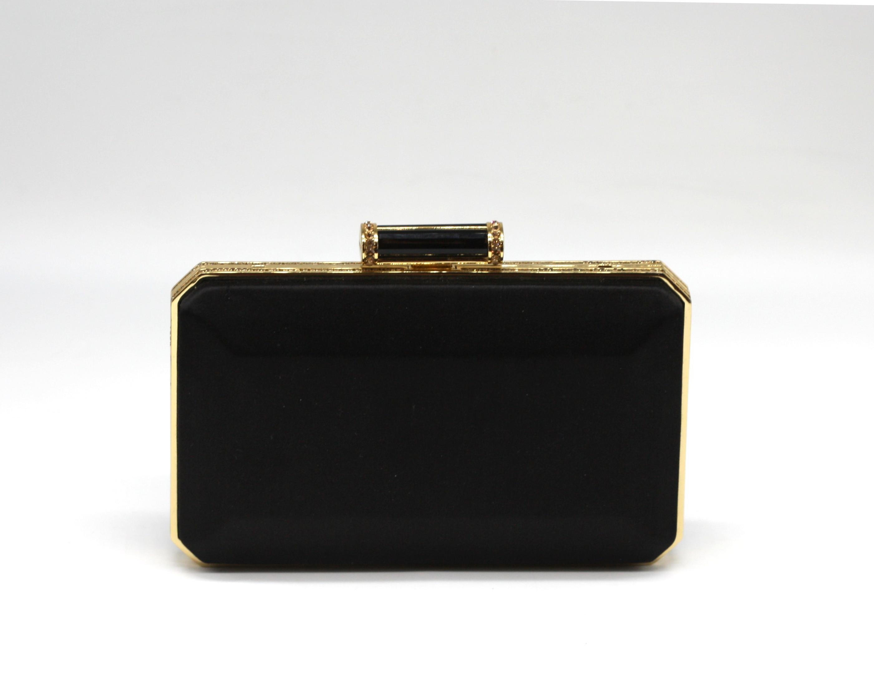 Noir Judith Leiber Couture - Pochette en satin noir avec bordure dorée et fermeture à bouton-poussoir en vente