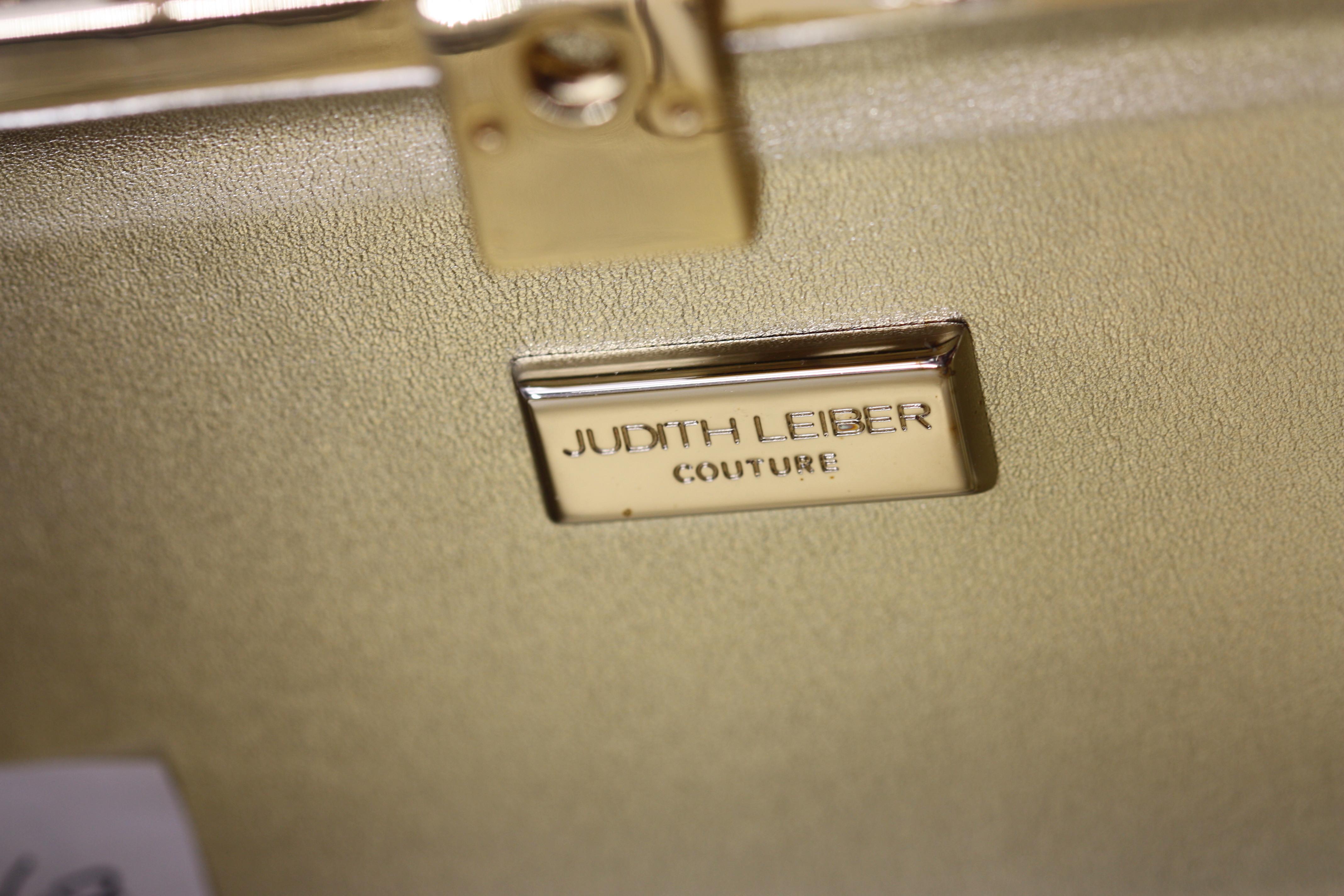 Judith Leiber Couture - Pochette en satin noir avec bordure dorée et fermeture à bouton-poussoir Bon état - En vente à West Palm Beach, FL