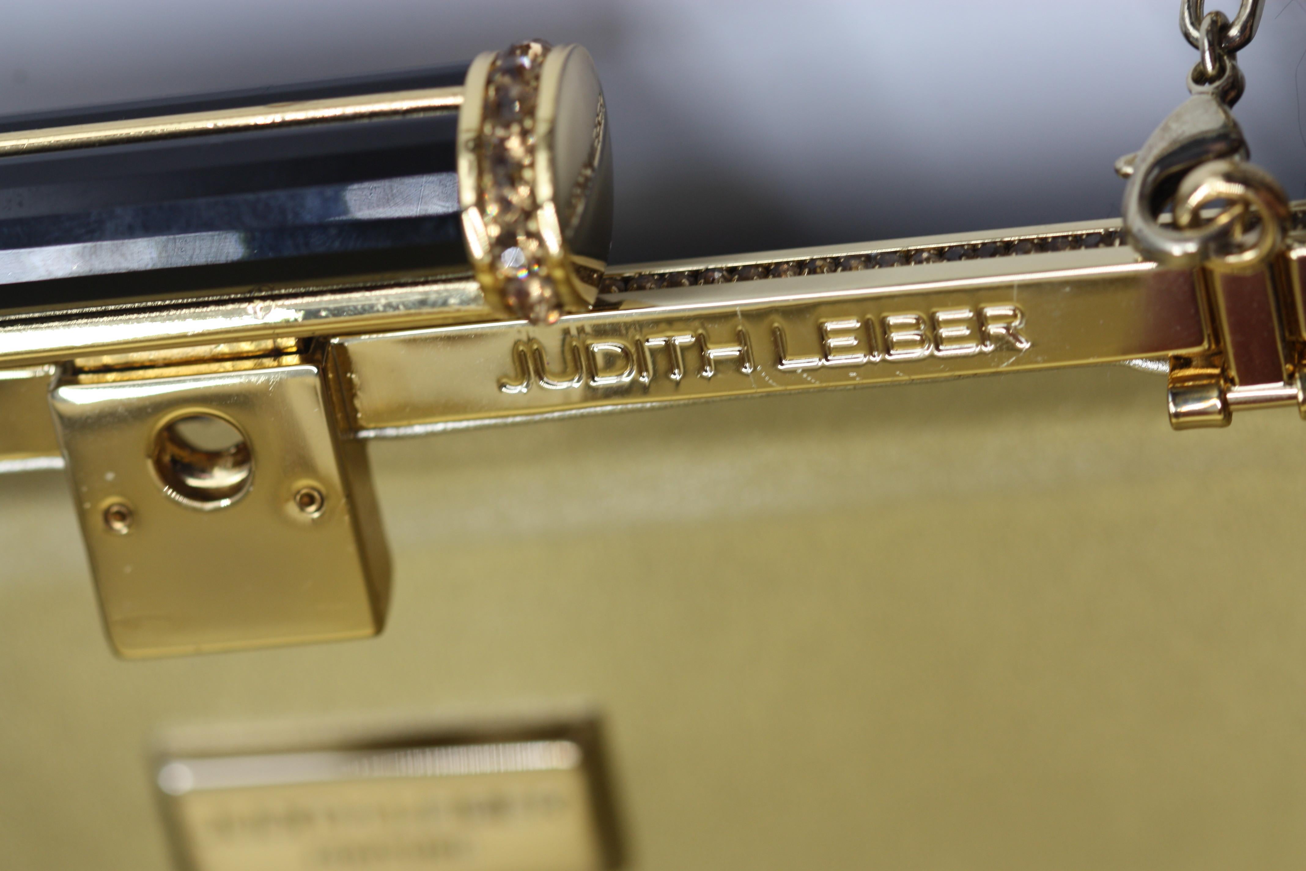 Judith Leiber Couture - Pochette en satin noir avec bordure dorée et fermeture à bouton-poussoir Unisexe en vente
