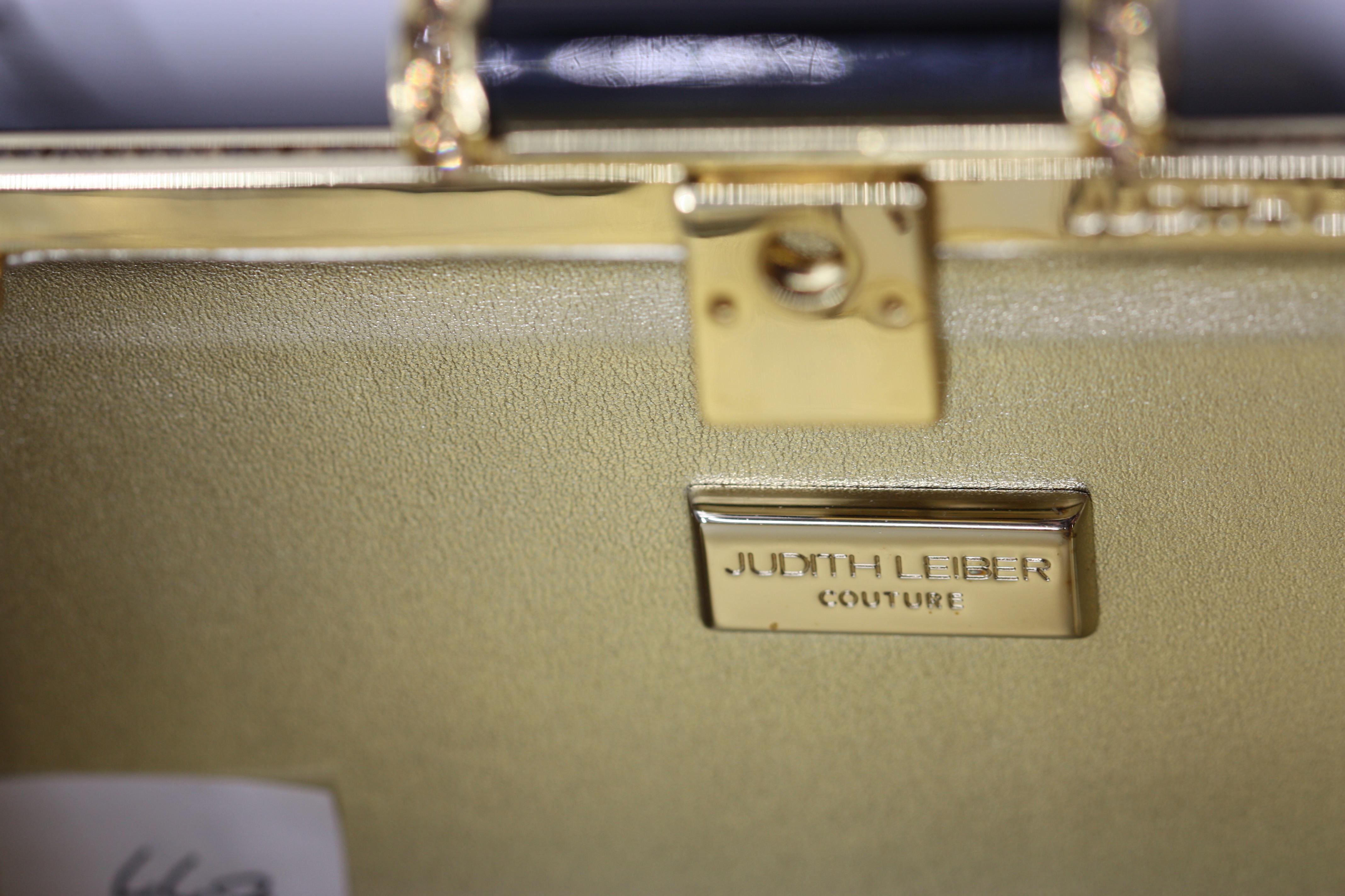 Judith Leiber Couture - Pochette en satin noir avec bordure dorée et fermeture à bouton-poussoir en vente 1