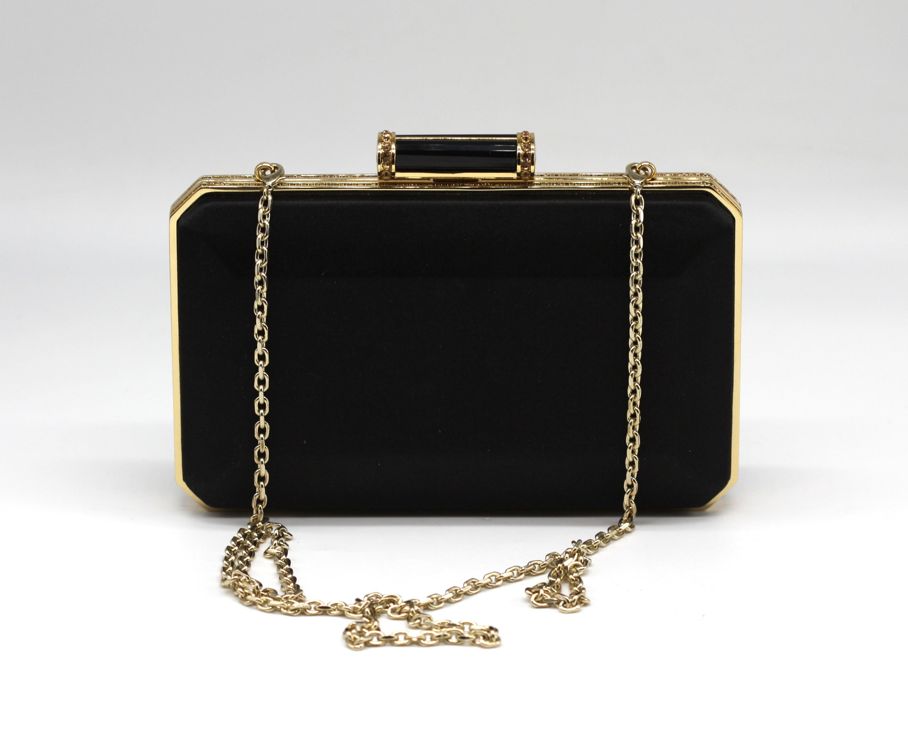 Judith Leiber Couture - Pochette en satin noir avec bordure dorée et fermeture à bouton-poussoir en vente 2