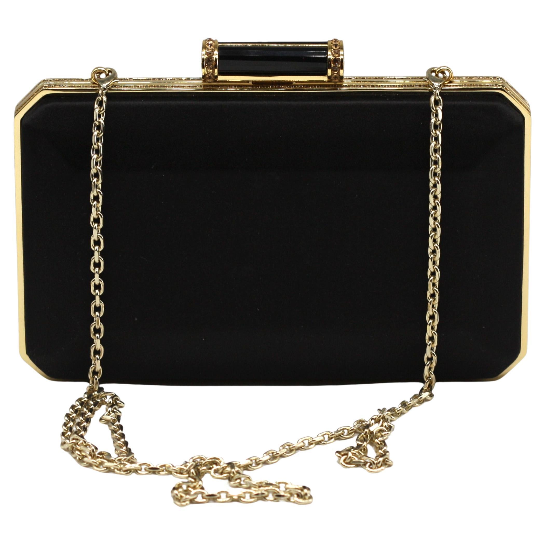 Judith Leiber Couture - Pochette en satin noir avec bordure dorée et fermeture à bouton-poussoir en vente