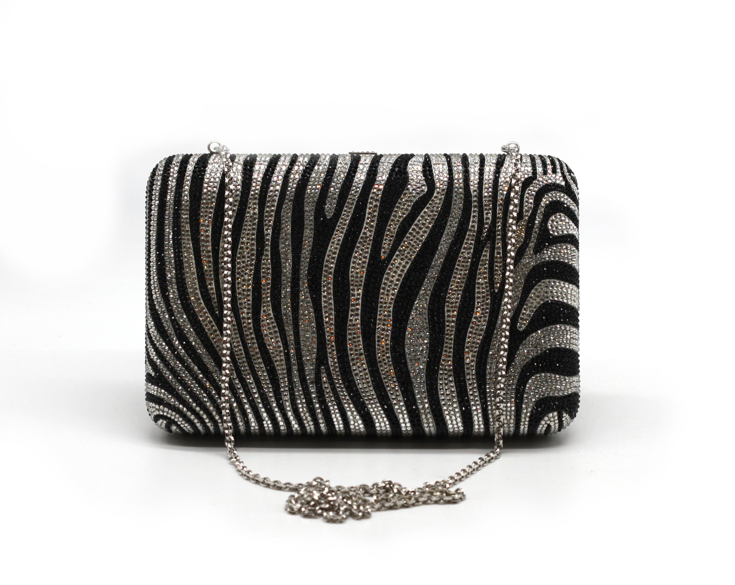 Judith Leiber Couture - Minaudière en cristal à rayures zébrées avec chaîne



Éblouissante pièce de Judith Leiber Couture, cette minaudière minutieusement réalisée à la main est entièrement incrustée de cristaux Swarovski noirs et argentés dans un