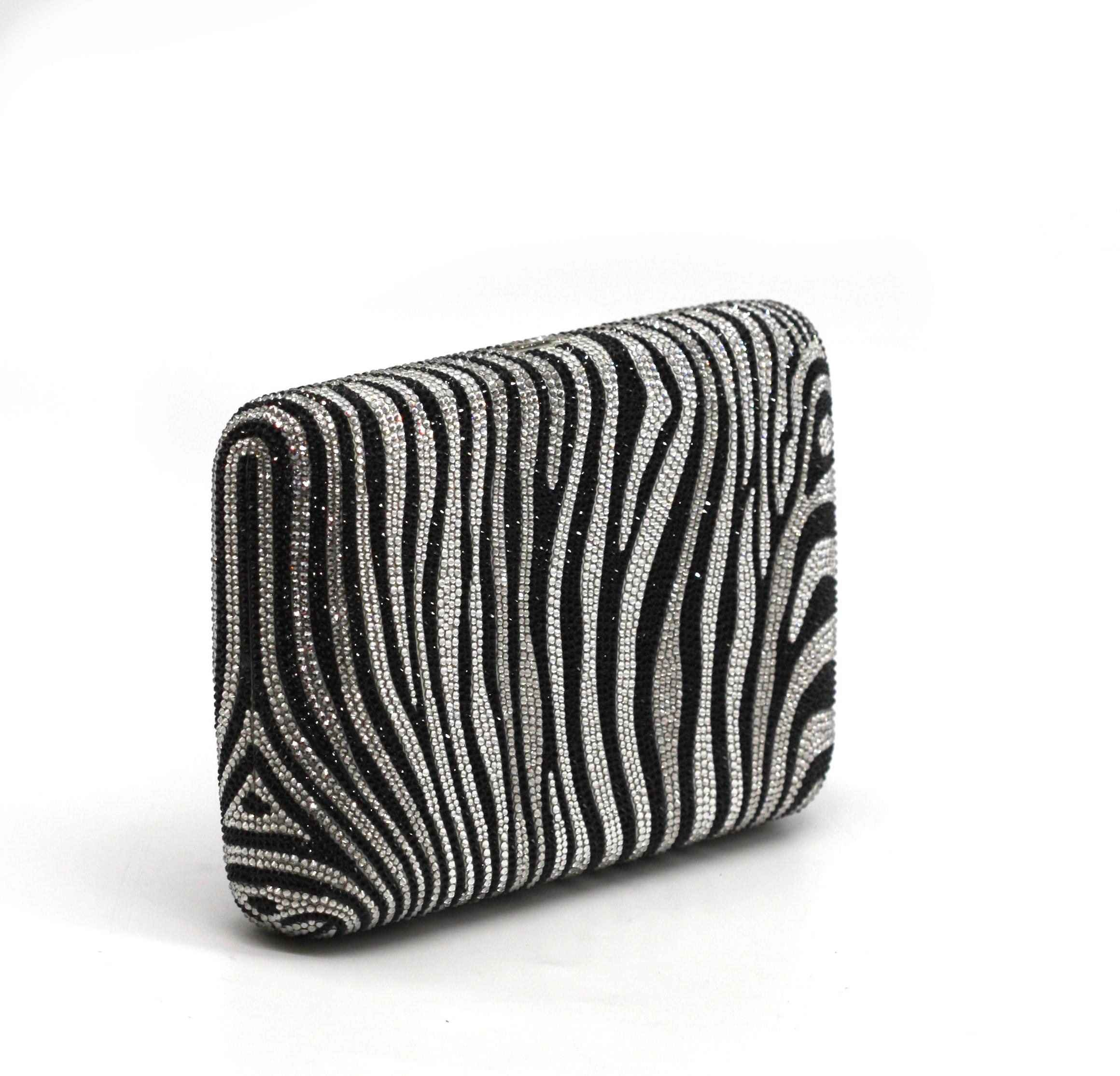 Noir Judith Leiber Couture - Minaudière en cristal à rayures zébrées avec chaîne en vente