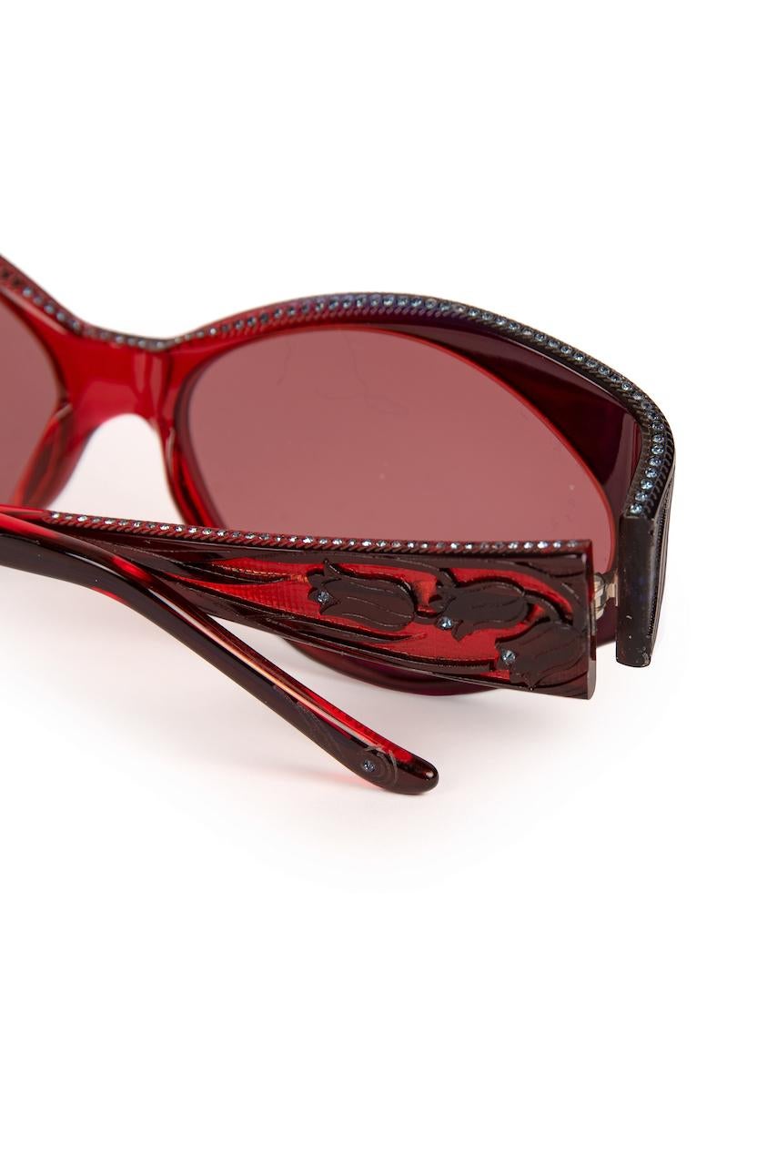 Judith Leiber Couture Juwelenbesetzte „Bluebell“ Crimson & Blaue Sonnenbrille mit Etui (Rot) im Angebot