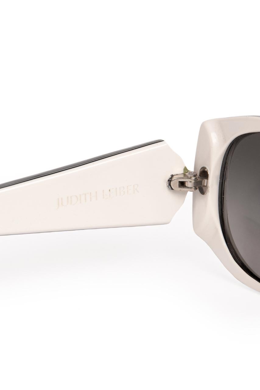 Judith Leiber Couture Weiße und schwarze Kristall- und Perlen-Deko-Sonnenbrille und Etui im Angebot 12