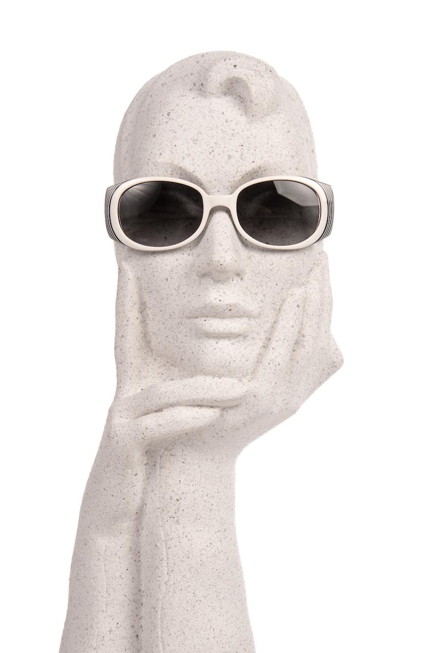 Judith Leiber Couture Weiße und schwarze Kristall- und Perlen-Deko-Sonnenbrille und Etui (Braun) im Angebot