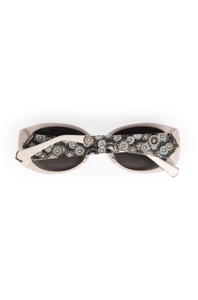 Judith Leiber Couture Lunettes de soleil décorées de cristal et de perles blanches et noires et étui en vente 3