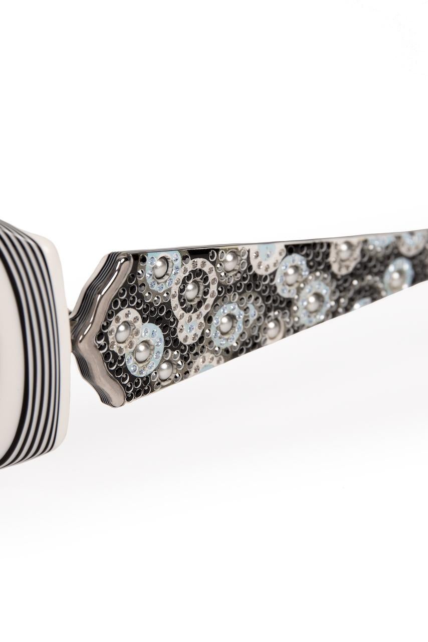 Occhiali da sole e astuccio Judith Leiber Couture con decorazioni in cristallo e perle bianche e nere in vendita 4