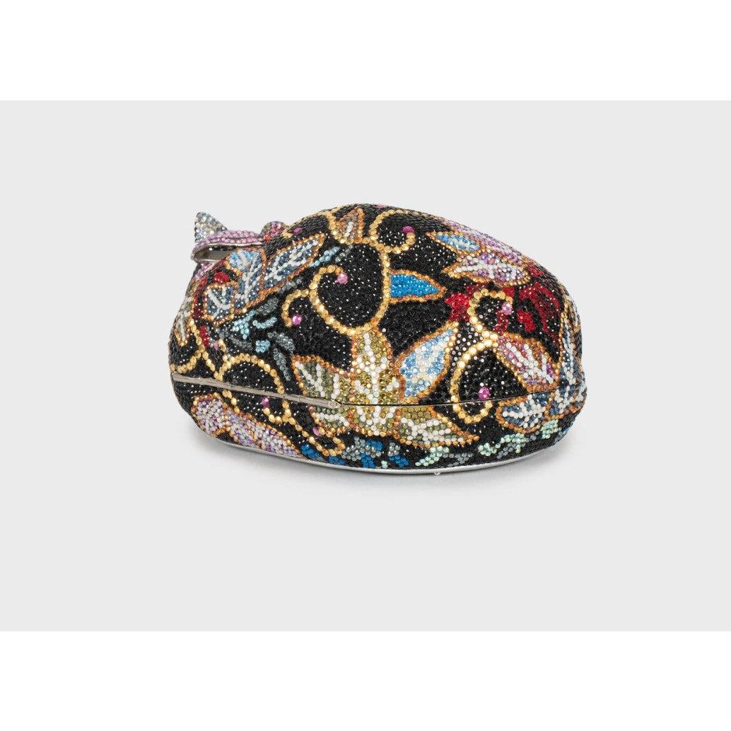 Questa è una minaudière da collezione di Judith Leiber, una stravagante pochette a forma di gatto completamente ricoperta di scintillanti cristalli incastonati a mano. 
La ferramenta color argento aggiunge un tocco di eleganza. 
L'interno foderato