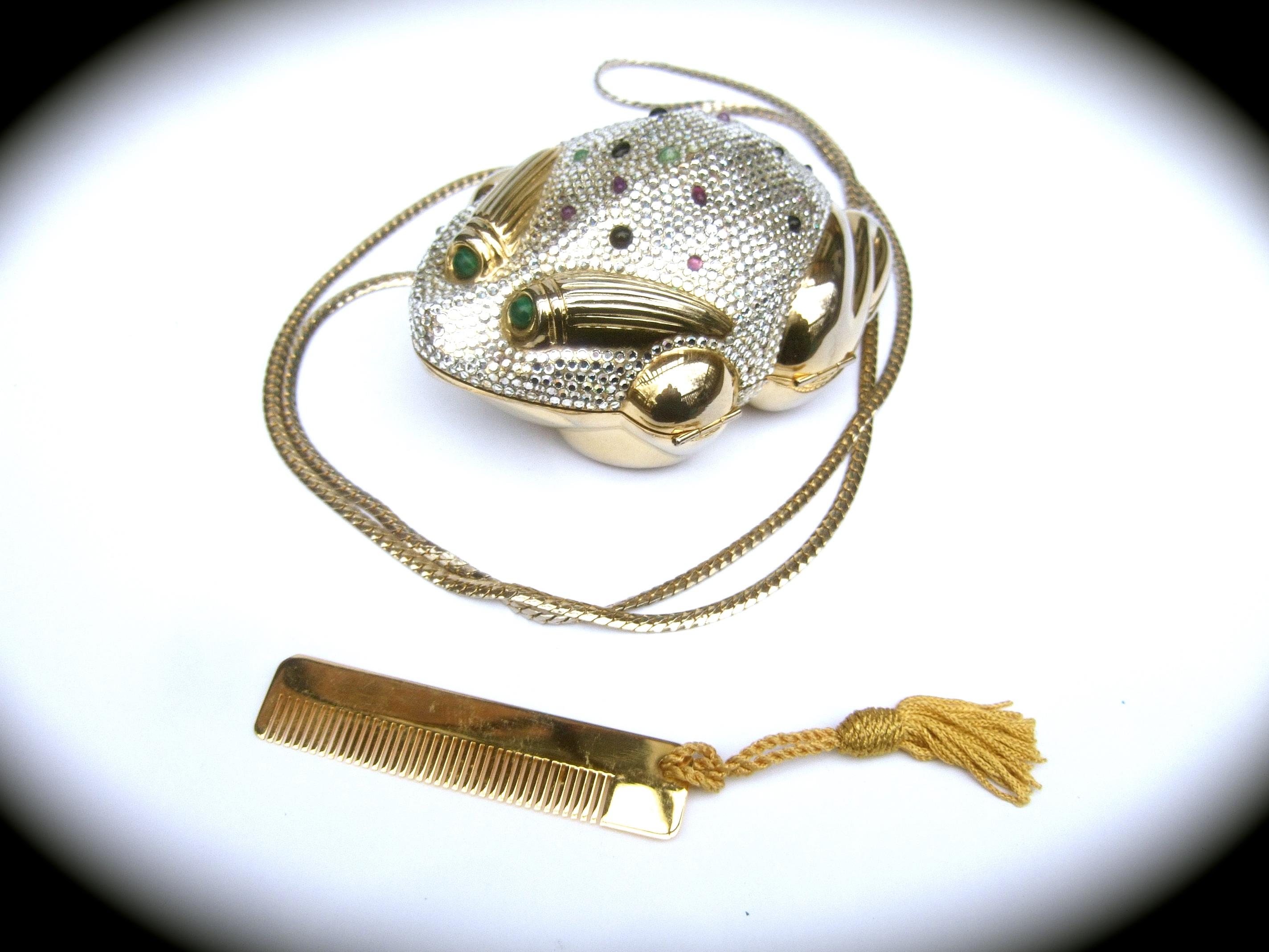 Judith Leiber Endearing crystal jeweled minaudiere' evening bag c 1980s
 
La grenouille séduisante est incrustée de minuscules cristaux diamantés scintillants. Orné d'yeux en cabochon de verre vert ;  accentué par des sourcils rainurés en métal