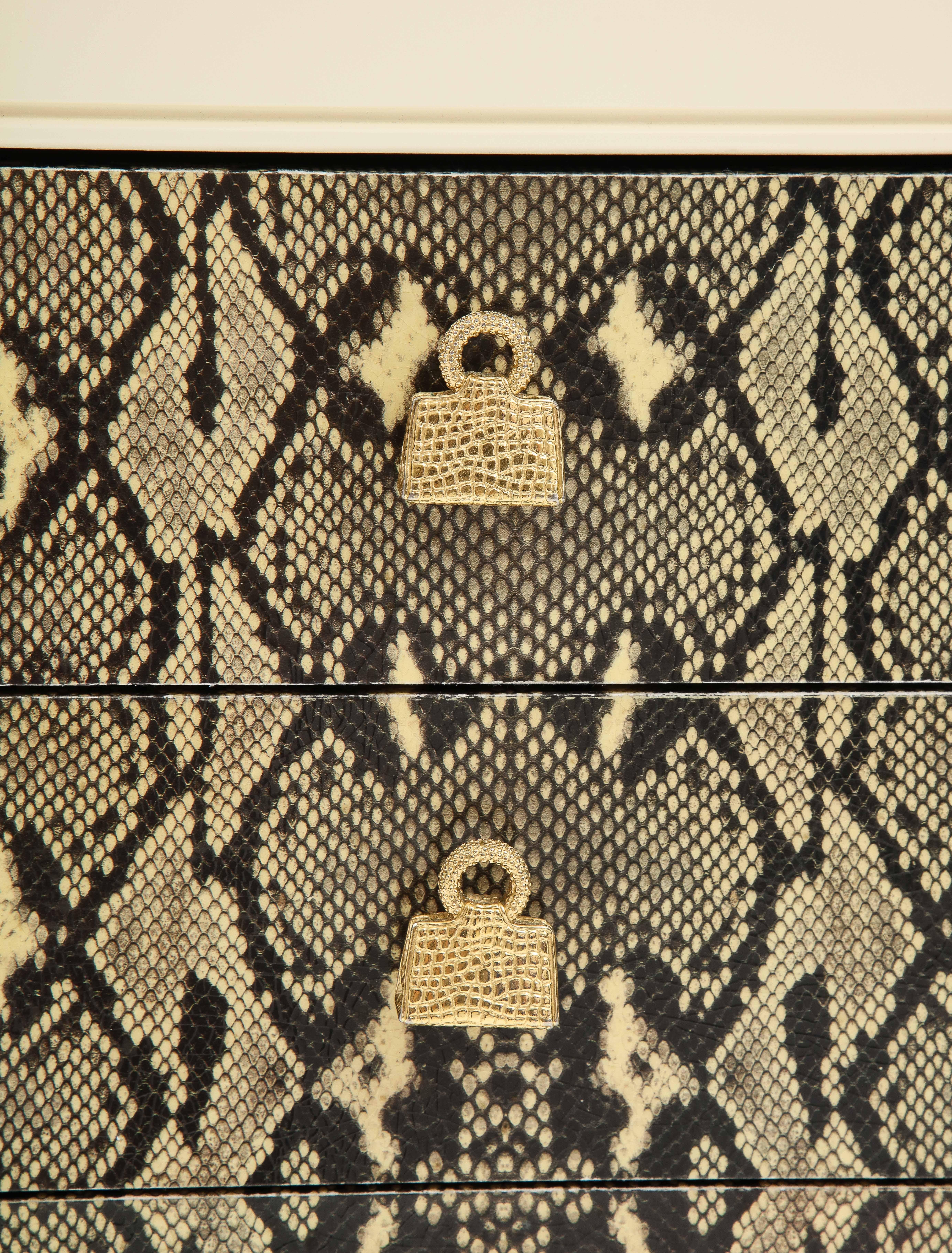 Fin du 20e siècle Armoire Judith Leiber en peau de serpent conçue sur mesure. en vente