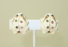 JUDITH LEIBER Boucles d'oreilles grenouille en émail avec pierres en cabochon de verre