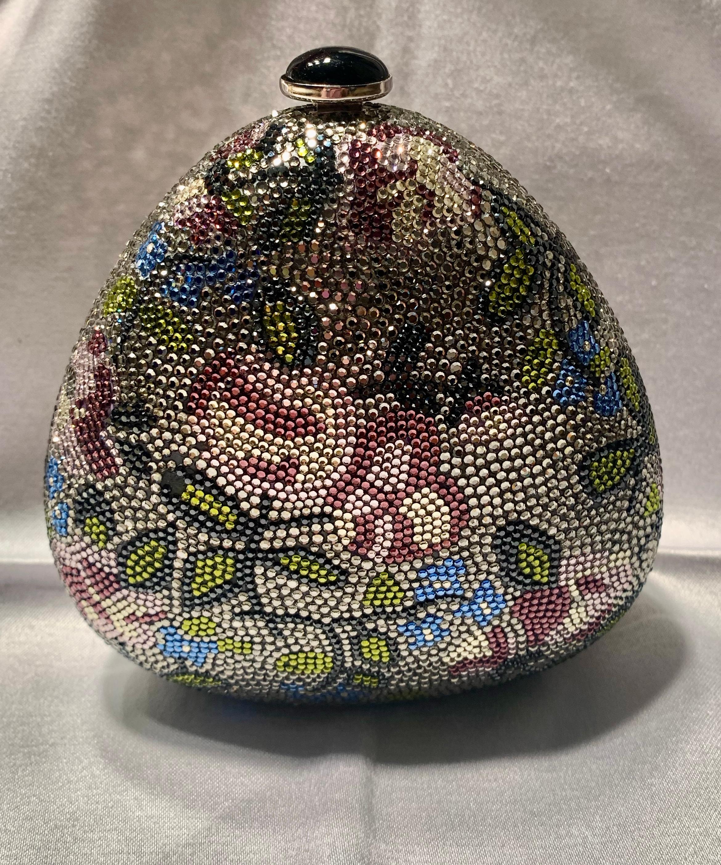 Sac de soirée Jewell en forme de poire rare avec fermoir et chaîne en pierres précieuses d'onyx noir. Motif détaillé en cristal exquis.  Sac d'origine en parfait état. Accessoires composés d'un peigne, d'un miroir et d'un porte-monnaie en cuir