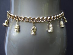 Judith Leiber Vergoldeter Metall baumelnder Charm-Gürtel mit schwerer Kette ca. 1980er