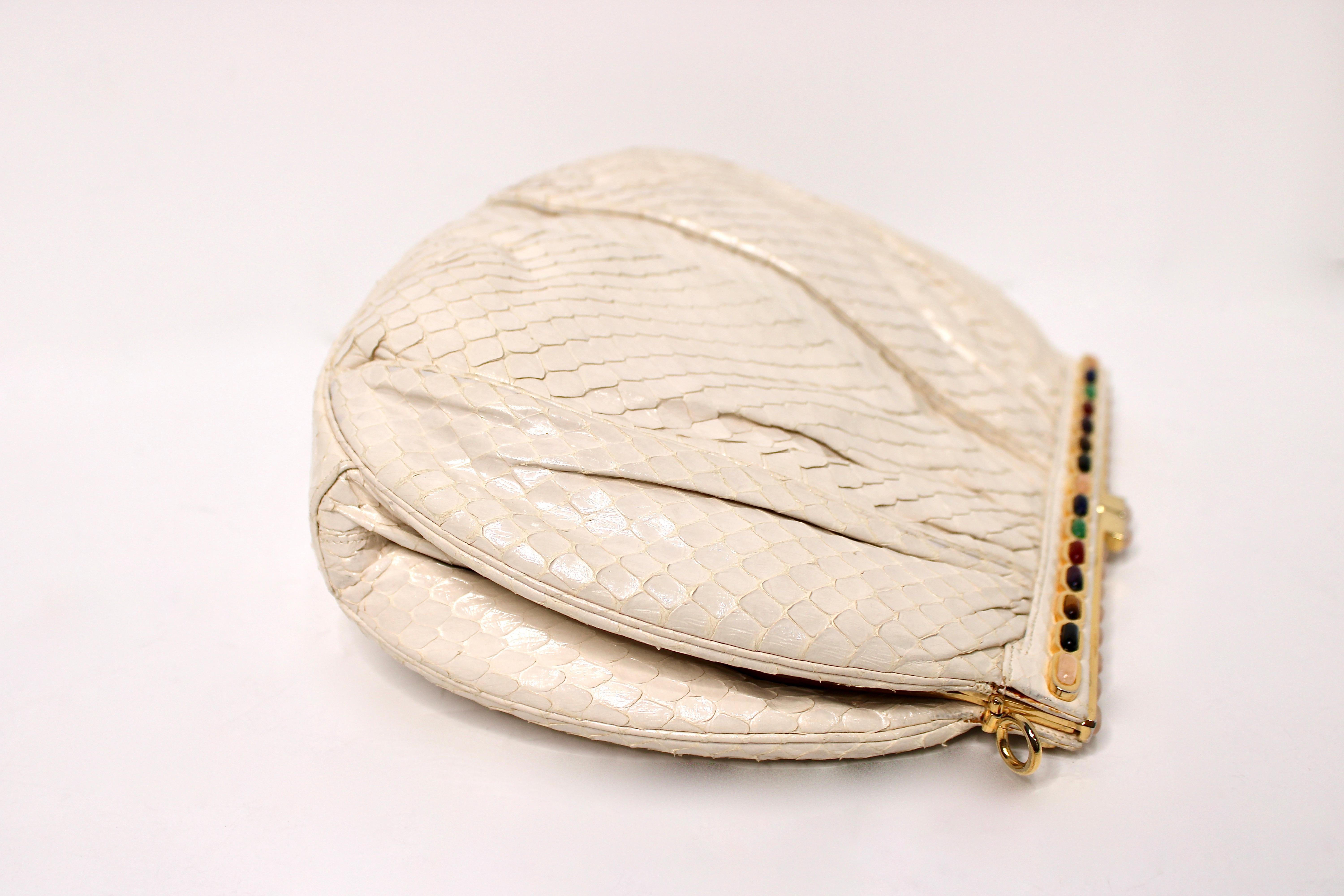 Donna Judith Leiber Pochette in pelle di serpente avorio con cinturino circa anni '80 in vendita