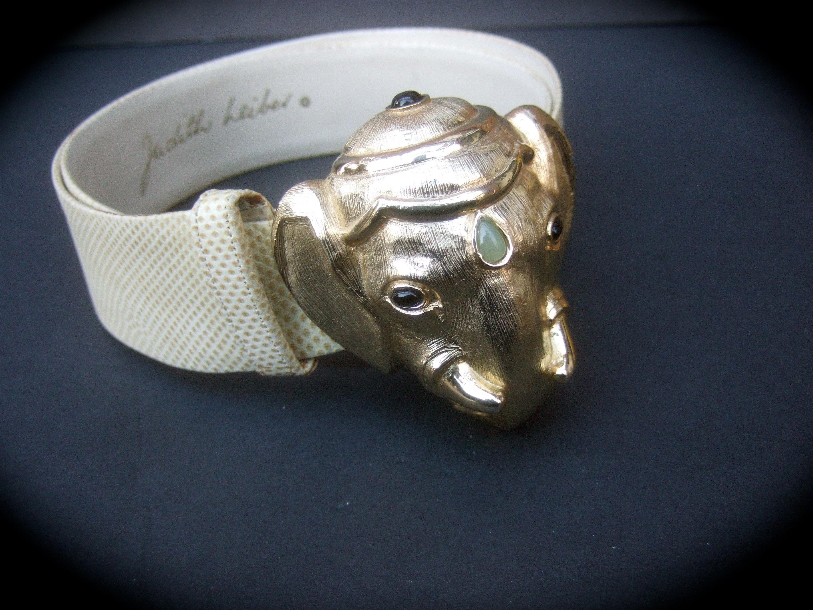 Judith Leiber Gürtel mit vergoldeter Elefantenschnalle aus Metall, 1980er Jahre
Der opulente Gürtel ist mit einer großflächigen Elefantenkopfschnalle aus gebürstetem, vergoldetem Metall verziert, die mit einer Sammlung von Glassteinen verziert ist,