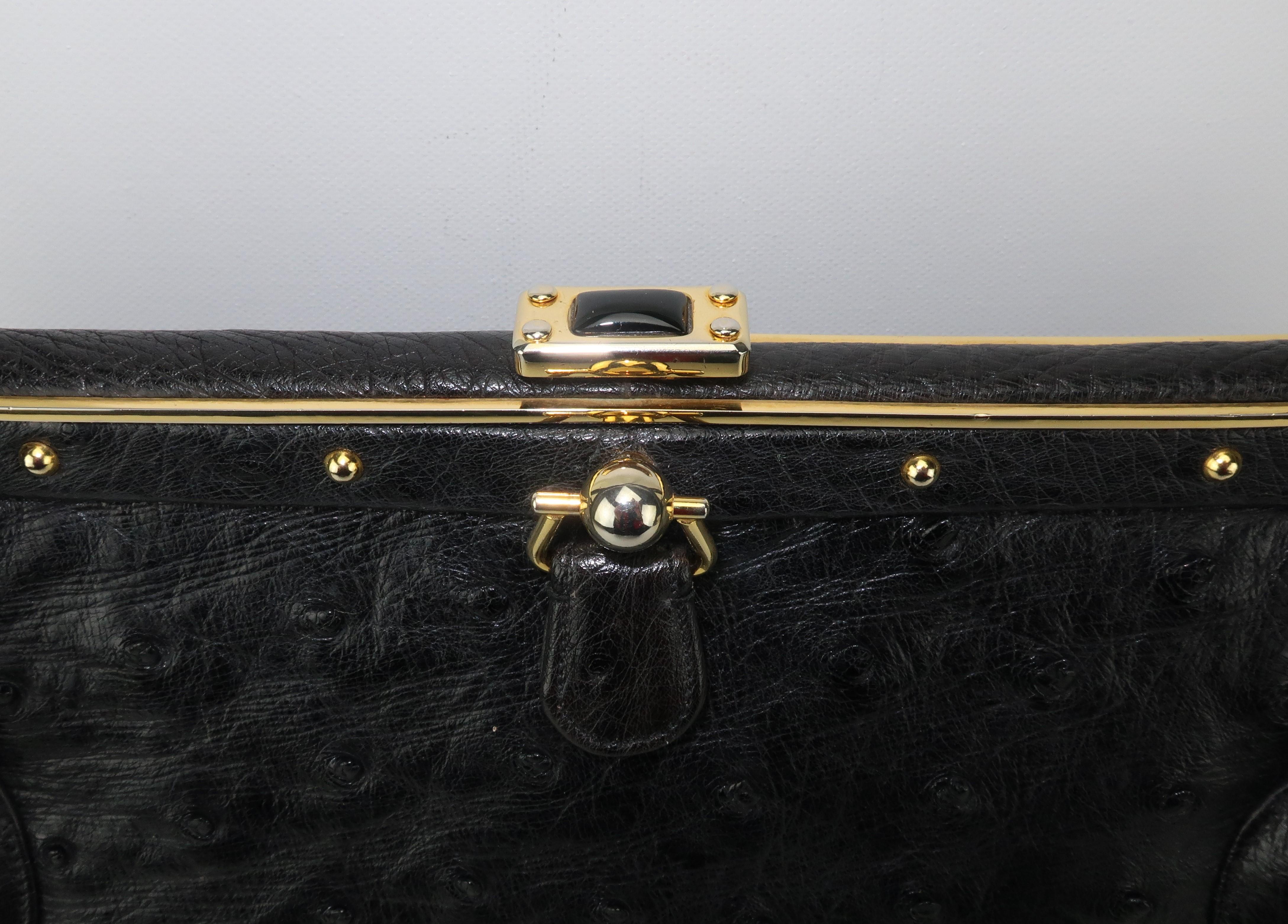 Judith Leiber Große schwarze Straußenlederhandtasche mit goldenen Nieten Damen im Angebot