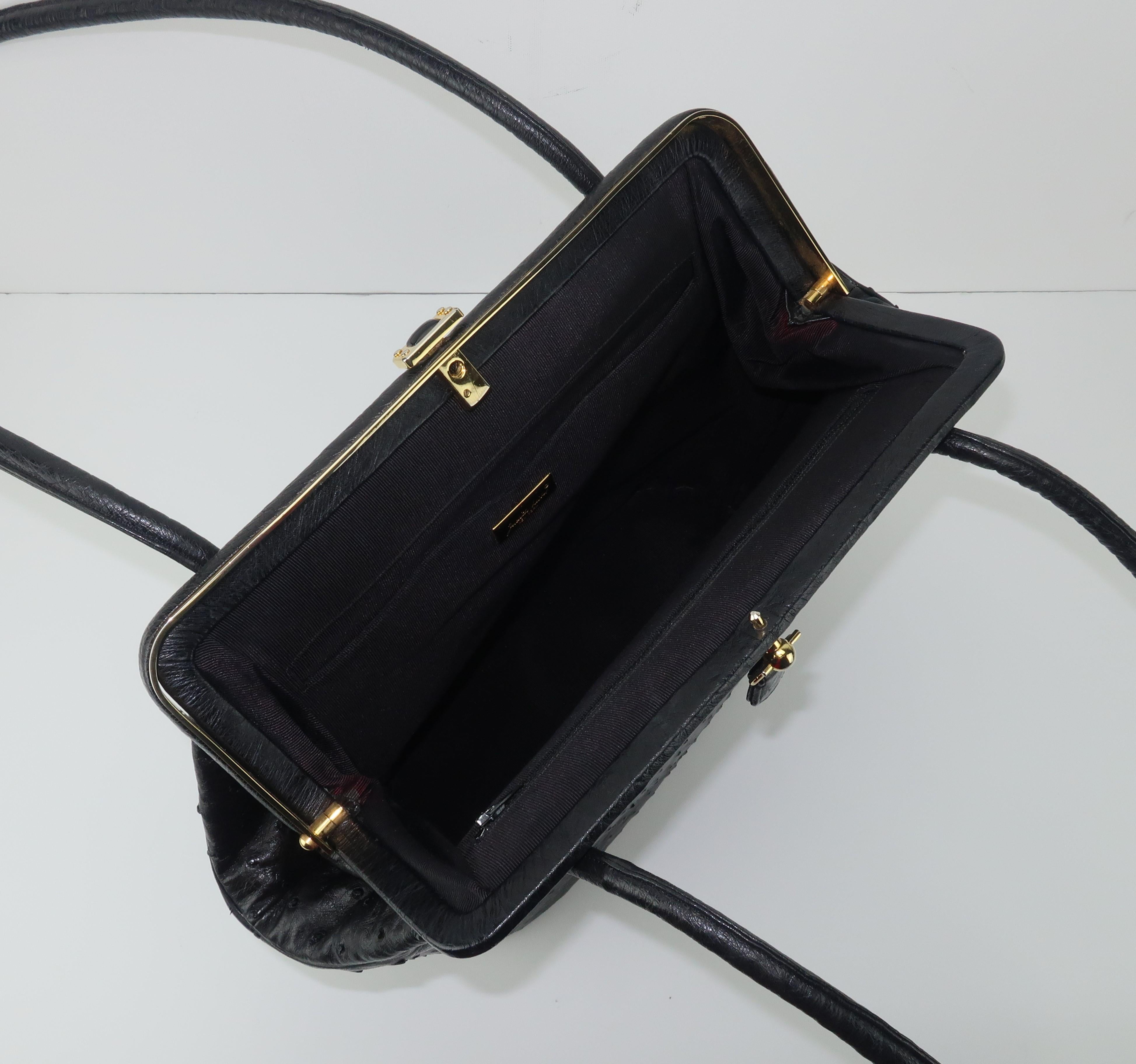 Judith Leiber Große schwarze Straußenlederhandtasche mit goldenen Nieten im Angebot 3