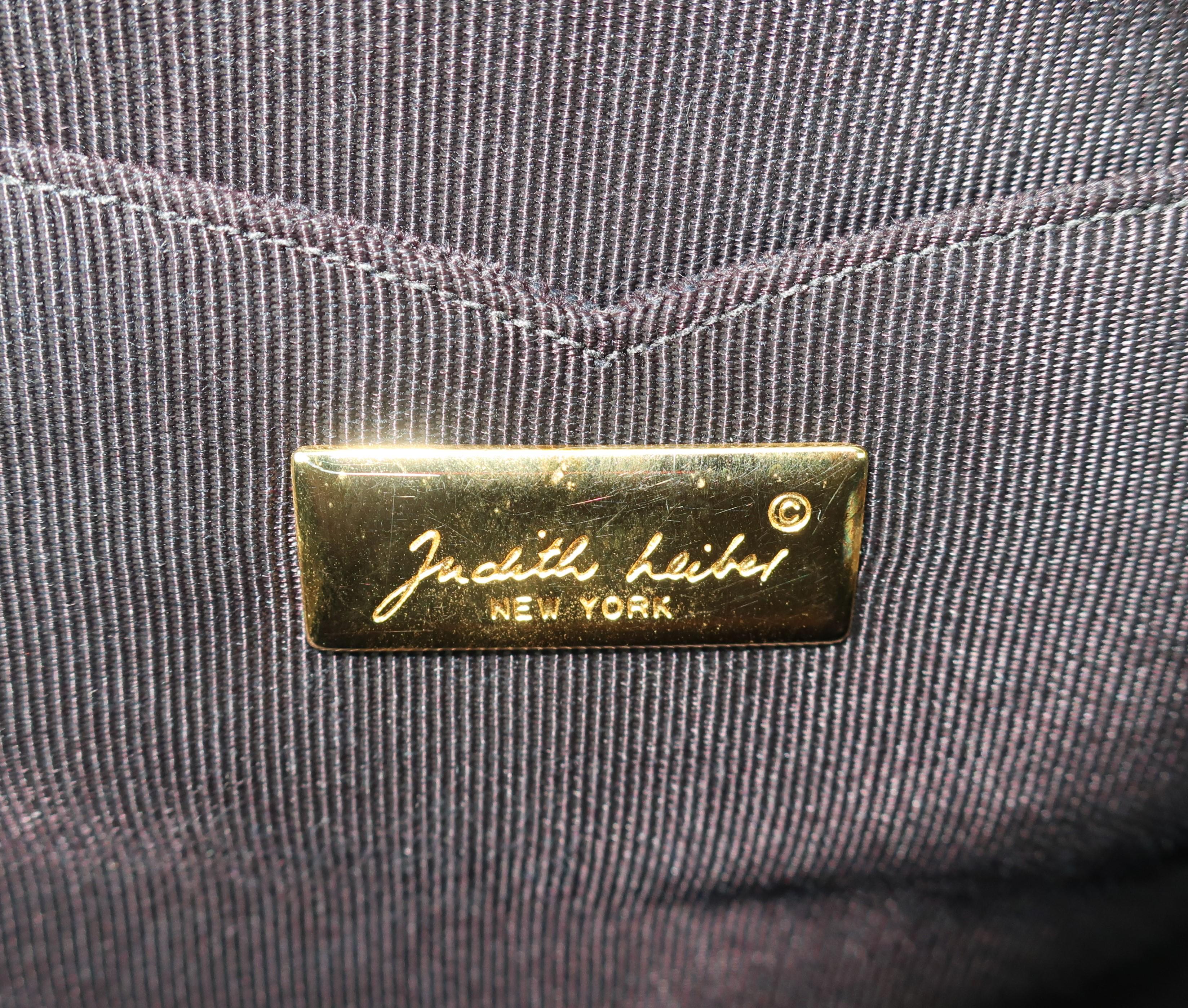 Judith Leiber Große schwarze Straußenlederhandtasche mit goldenen Nieten im Angebot 4