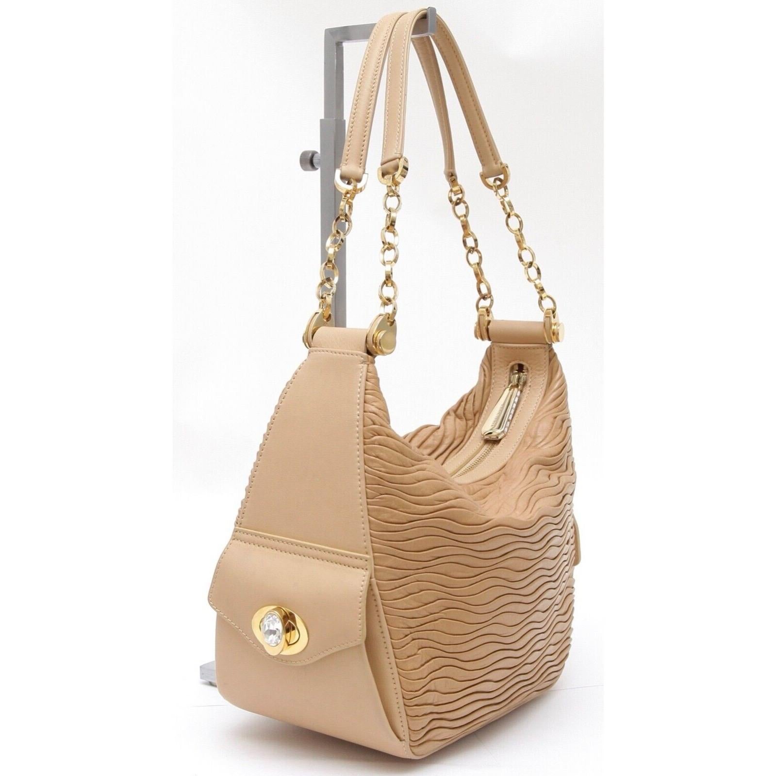 GUARANTEED AUTHENTIC JUDITH LEIBER BEIGE PLEATED LEATHER SHOULDER BAG

Authenticated by Authenticatefirst


Design: 
- Supple beige pleated leather.
- Double chain link and leather shoulder straps.
- Dual side patch pockets with crystal turn lock